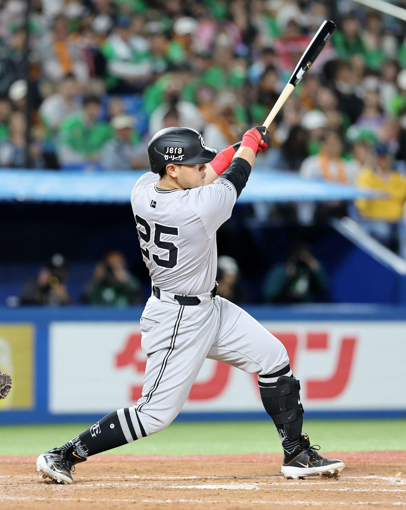 ヤクルト対巨人　4回表巨人1死一塁、岡本和は左中間2点本塁打を放つ（撮影・鈴木正人）