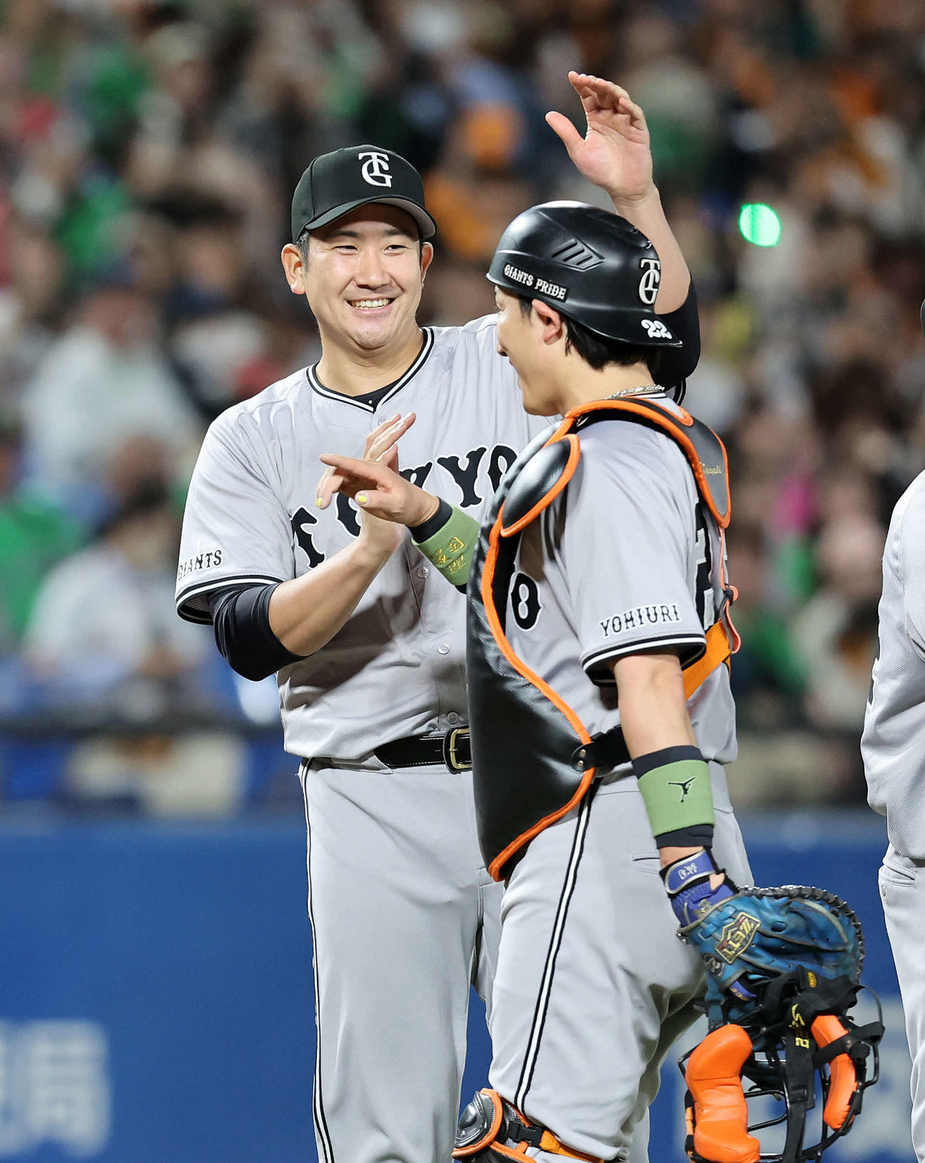 ヤクルト対巨人　勝利し喜ぶ巨人菅野（左）と小林（撮影・鈴木正人）