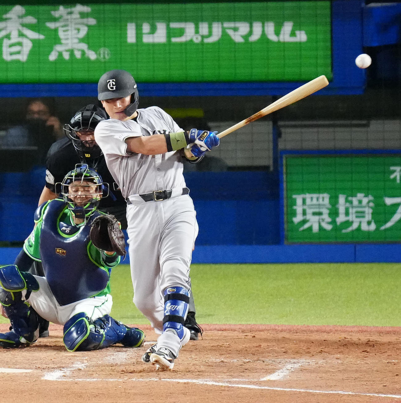 ヤクルト対巨人　4回表巨人2死一塁、適時二塁打を放つ小林（撮影・江口和貴）