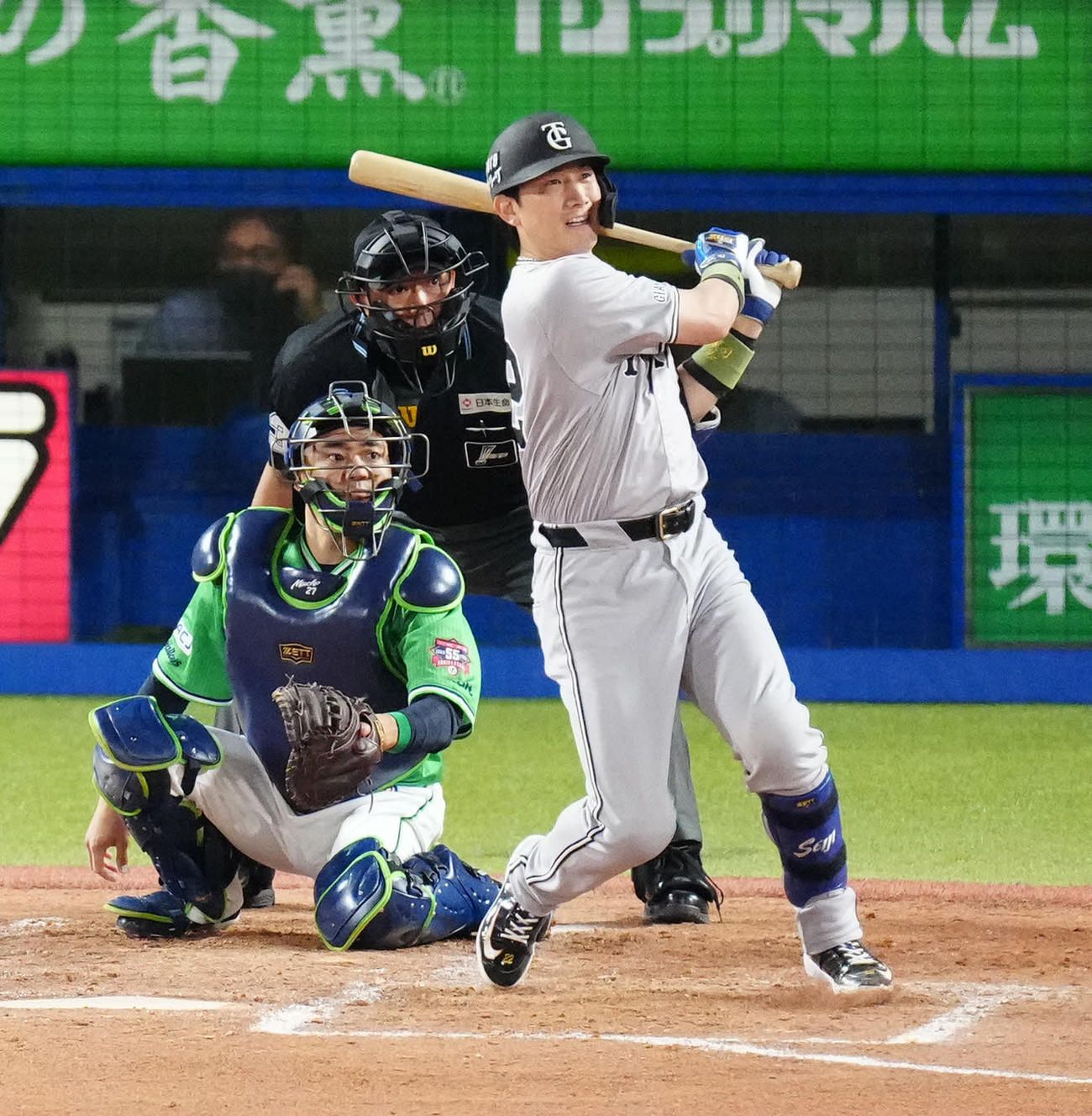 ヤクルト対巨人　4回表巨人2死一塁、適時二塁打を放つ小林（撮影・江口和貴）