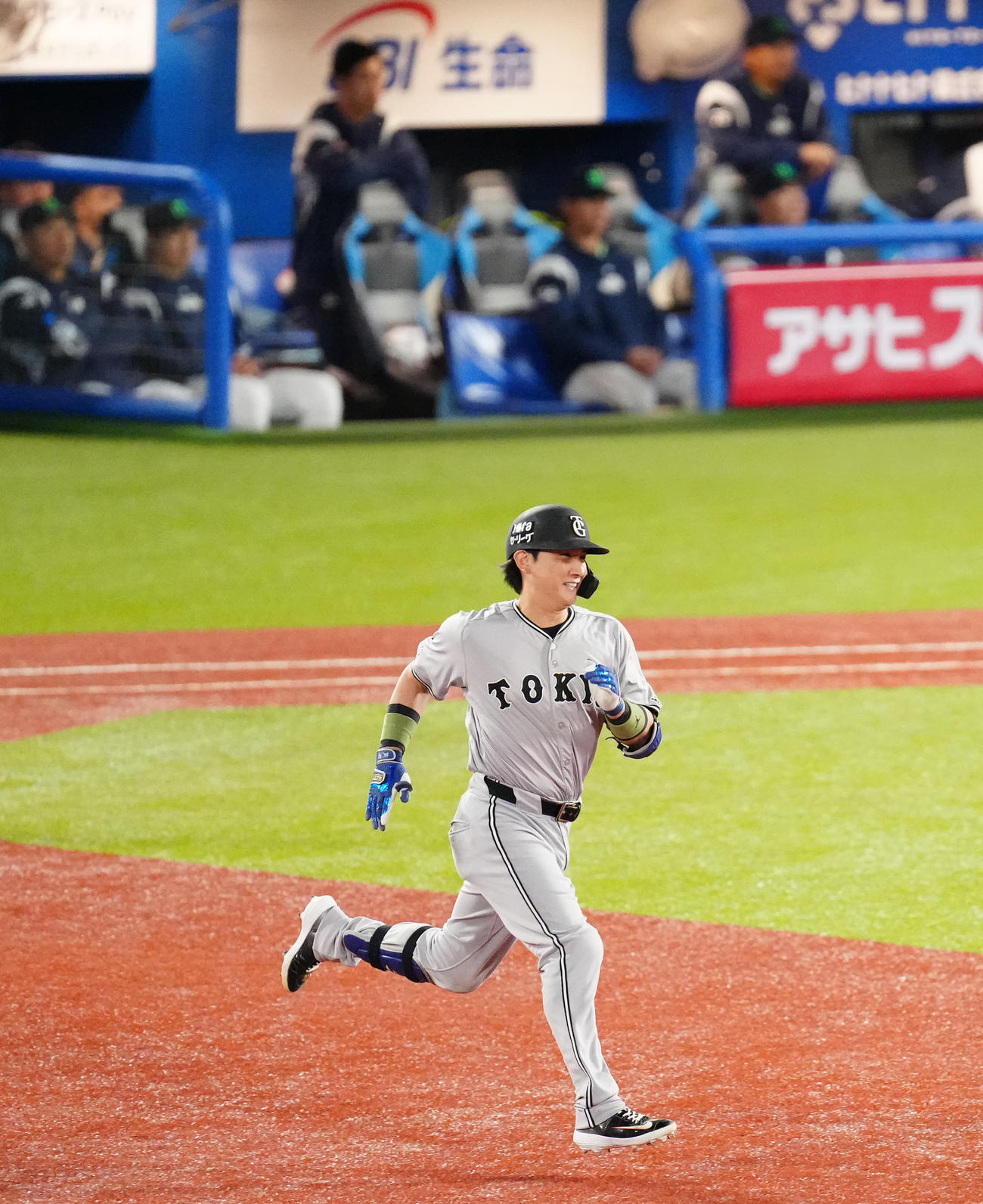 ヤクルト対巨人　4回表巨人2死一塁、適時二塁打を放った小林（撮影・江口和貴）
