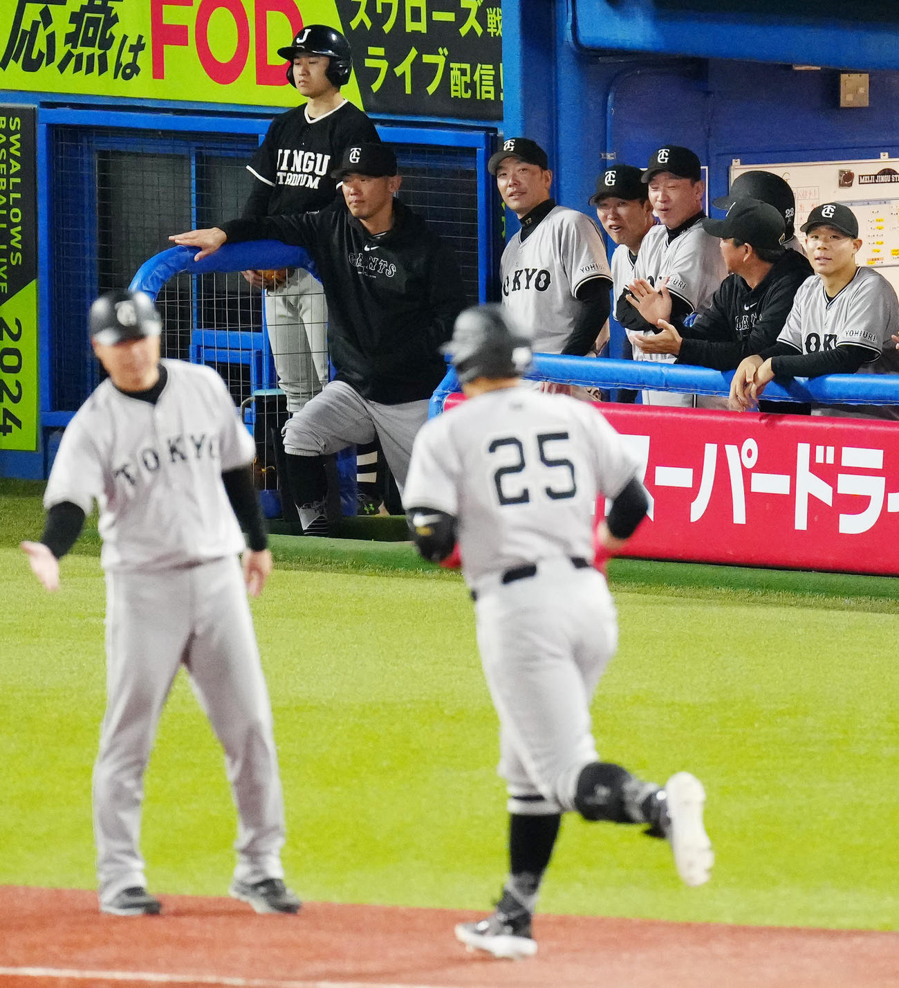 ヤクルト対巨人　4回表巨人1死一塁、2打席連続となる2点本塁打を放った岡本和（手前右）をベンチから見つめる阿部監督（左から3人目）ら（撮影・江口和貴）