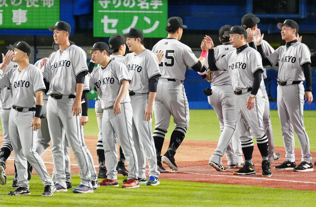ヤクルト対巨人　試合後、勝利のタッチを交わす巨人の選手たち。手前右から2人目は阿部監督（撮影・江口和貴）