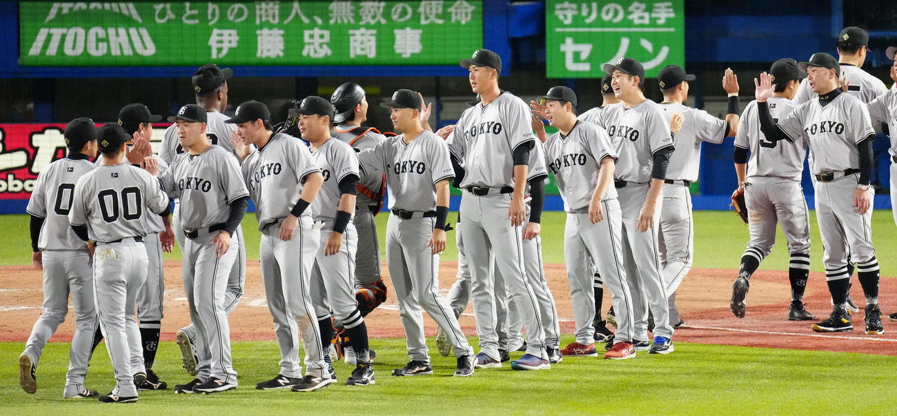 ヤクルト対巨人　試合後、勝利のタッチを交わす巨人の選手たち。右端は阿部監督（撮影・江口和貴）