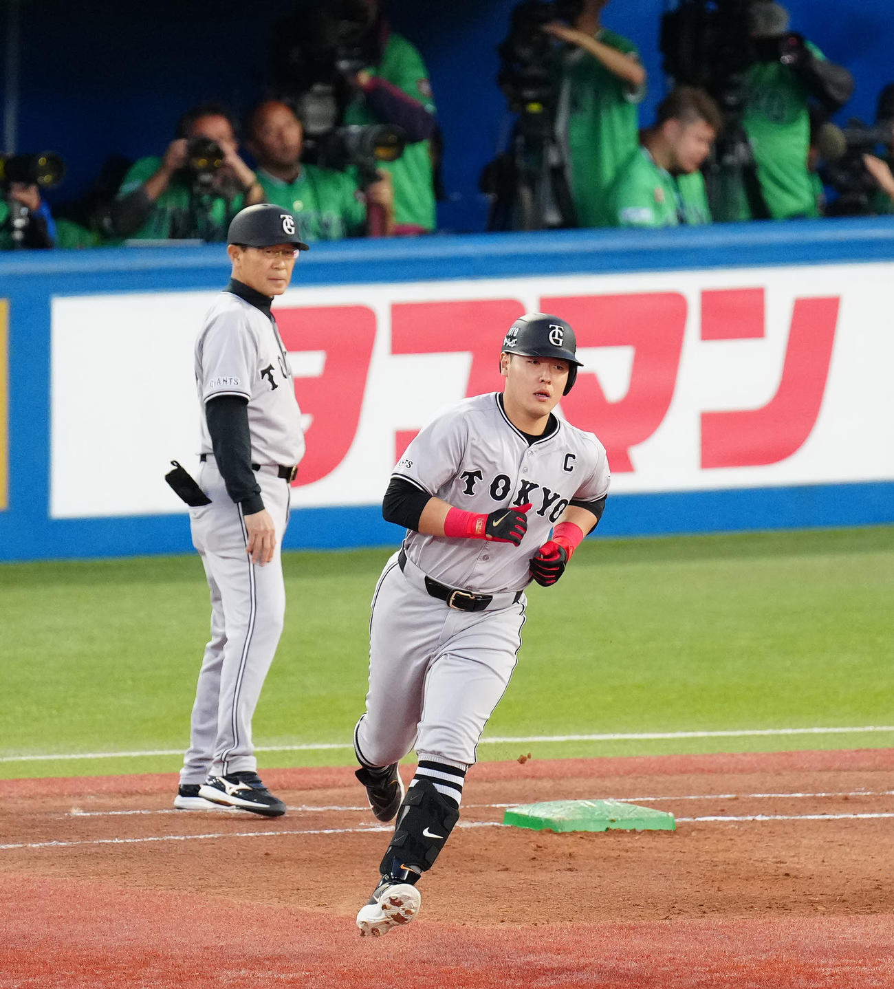 ヤクルト対巨人　2回表巨人無死、ソロ本塁打を放ちダイヤモンドを1周する岡本和（右）（撮影・江口和貴）