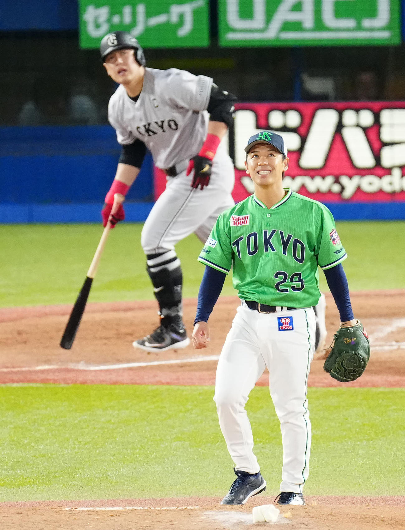ヤクルト対巨人　4回表巨人1死一塁、岡本和（後方）に2打席連続となる2点本塁打を浴びる小川（撮影・江口和貴）