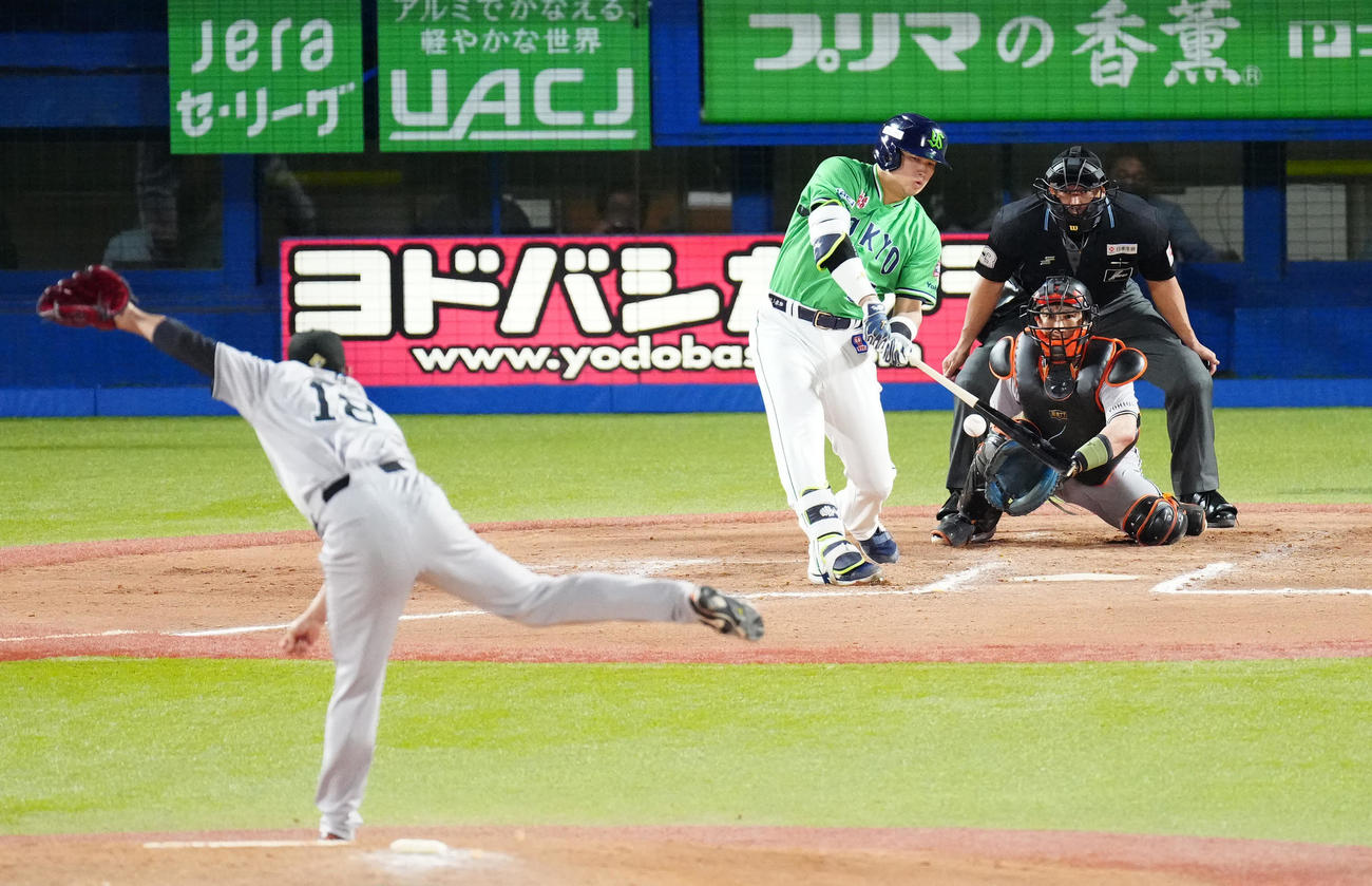 ヤクルト対巨人　6回裏ヤクルト2死、空振り三振に倒れる村上。投手菅野（撮影・江口和貴）