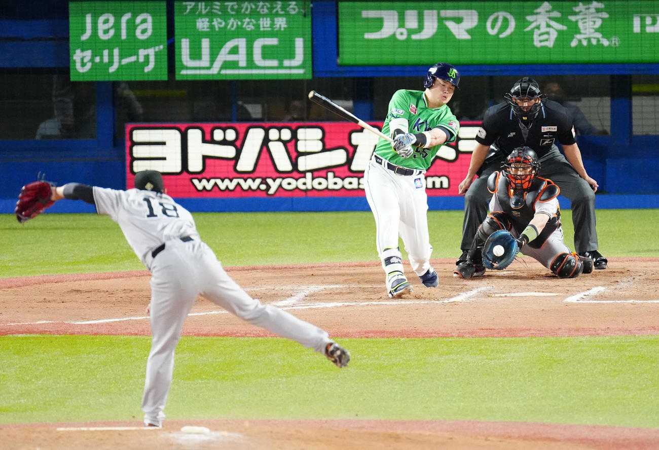 ヤクルト対巨人　6回裏ヤクルト2死、空振り三振に倒れる村上。投手菅野（撮影・江口和貴）