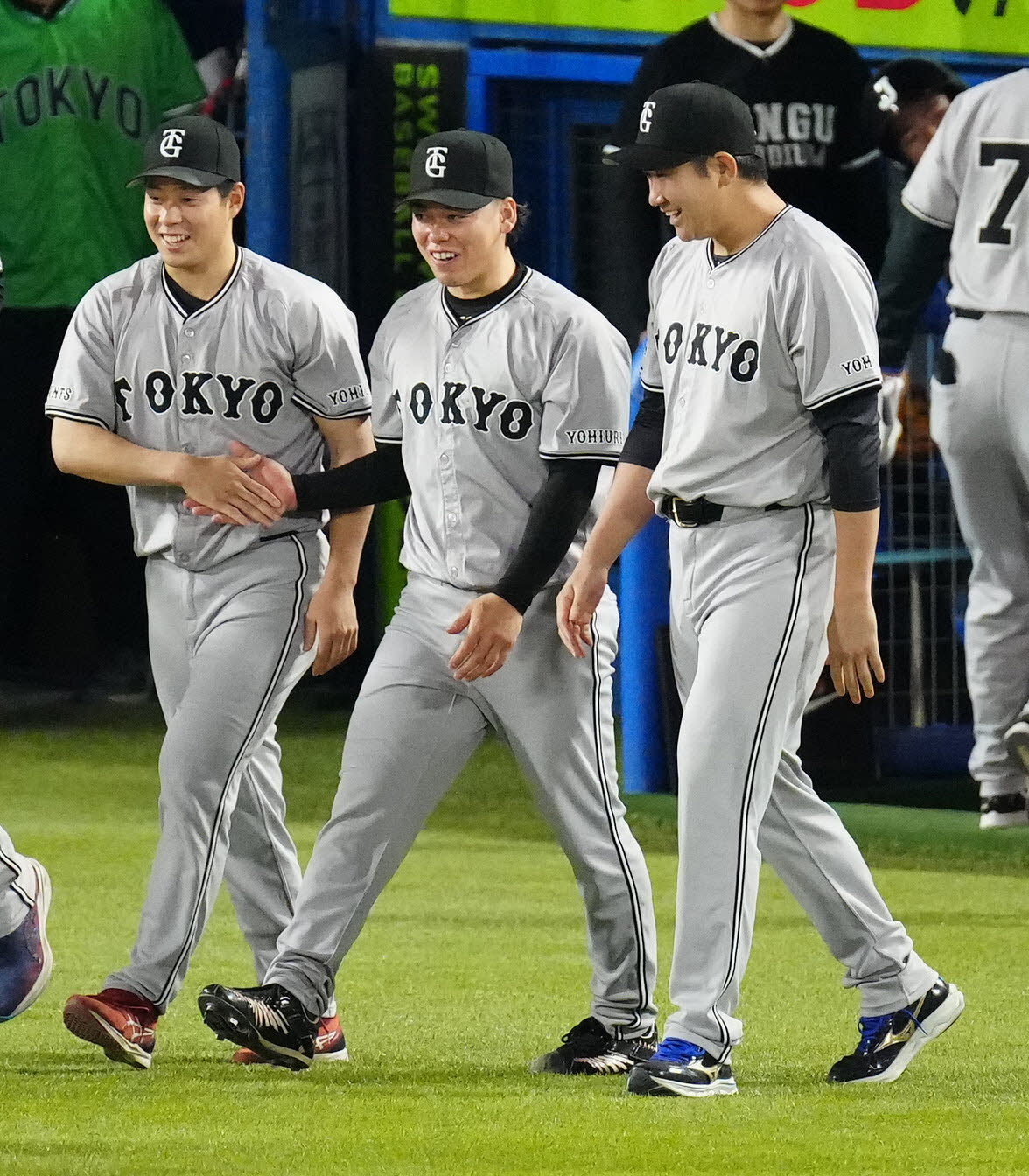 ヤクルト対巨人　試合後、勝利を喜ぶ巨人投手陣。右から菅野、高梨、大江（撮影・江口和貴）