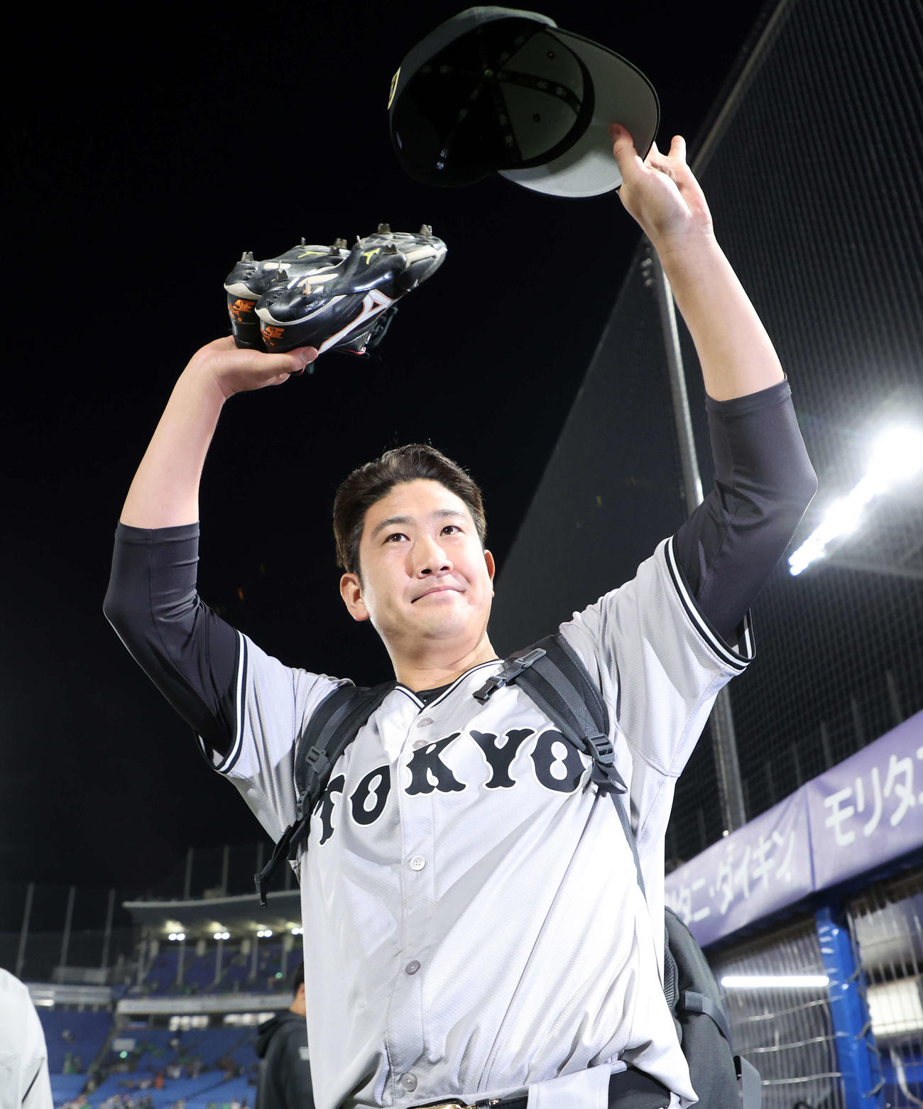 ヤクルト対巨人　勝利しファンに手を振り引き揚げる巨人菅野（撮影・鈴木正人）