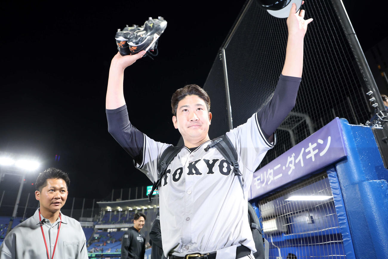 ヤクルト対巨人　勝利しファンに手を振り引き揚げる巨人菅野（撮影・鈴木正人）