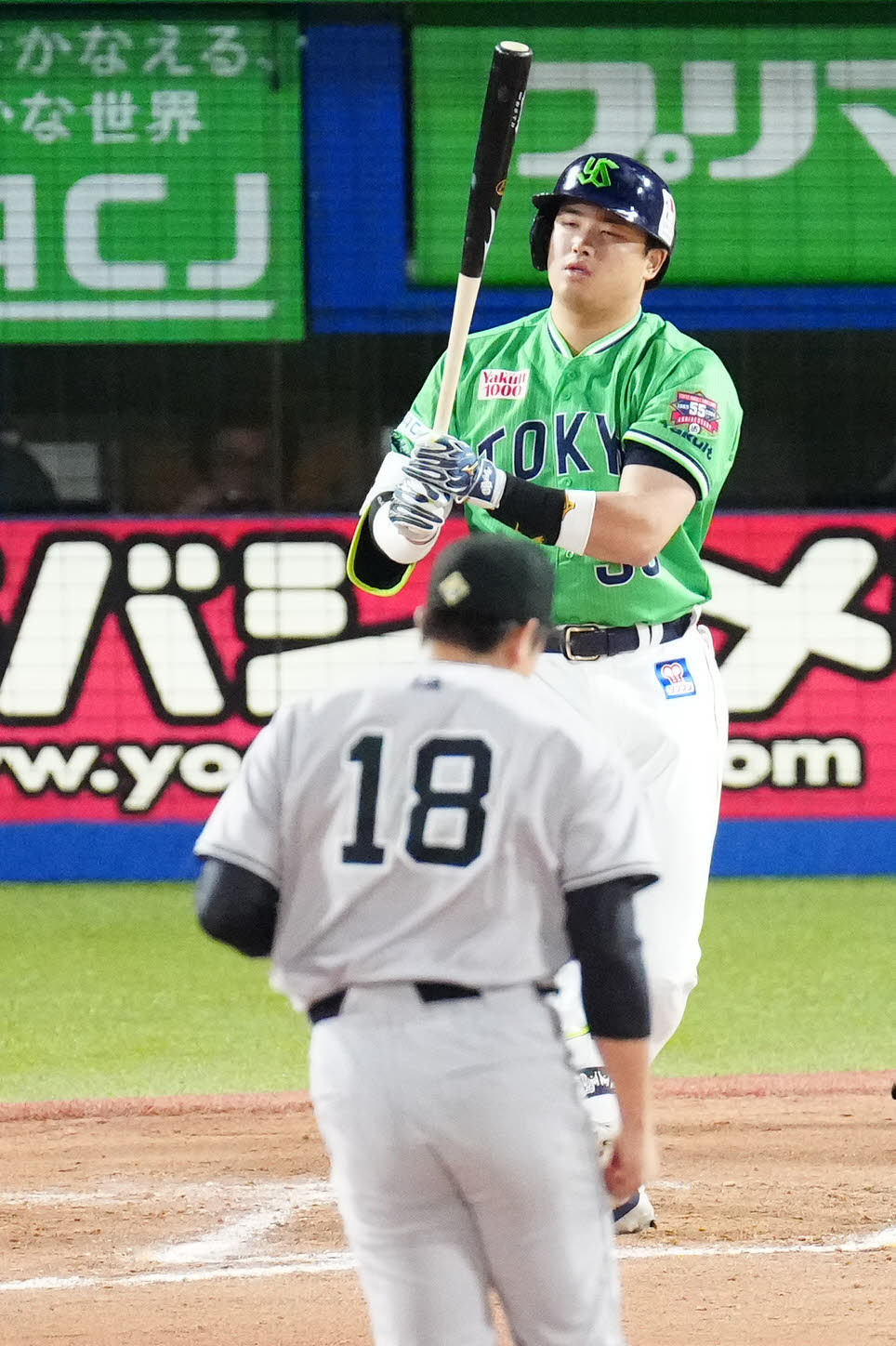 ヤクルト対巨人　6回裏ヤクルト2死、空振り三振に倒れた村上。投手菅野（撮影・江口和貴）