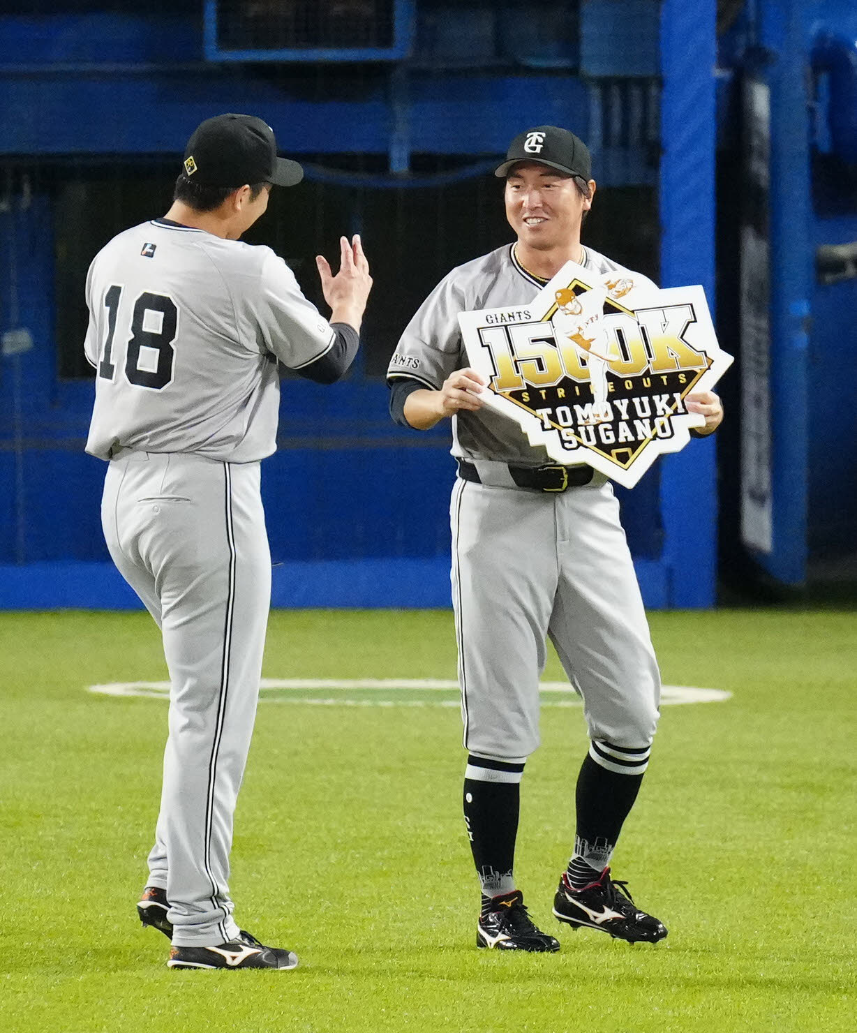 ヤクルト対巨人　6回裏終了後、1500奪三振で記念ボードを巨人菅野（左）に渡す長野（撮影・江口和貴）