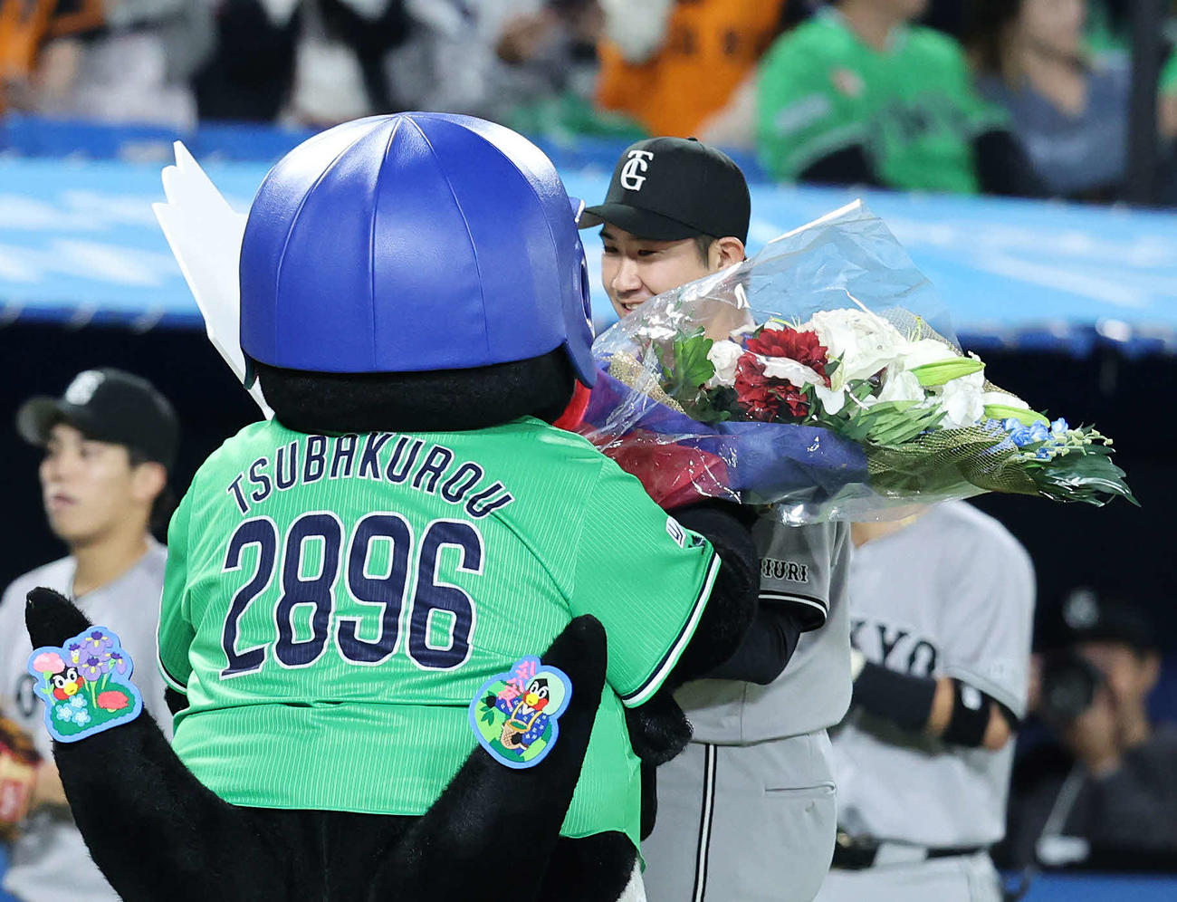 通算1500奪三振を決めつば九郎から笑顔で花束を受け取る巨人菅野（撮影・鈴木正人）