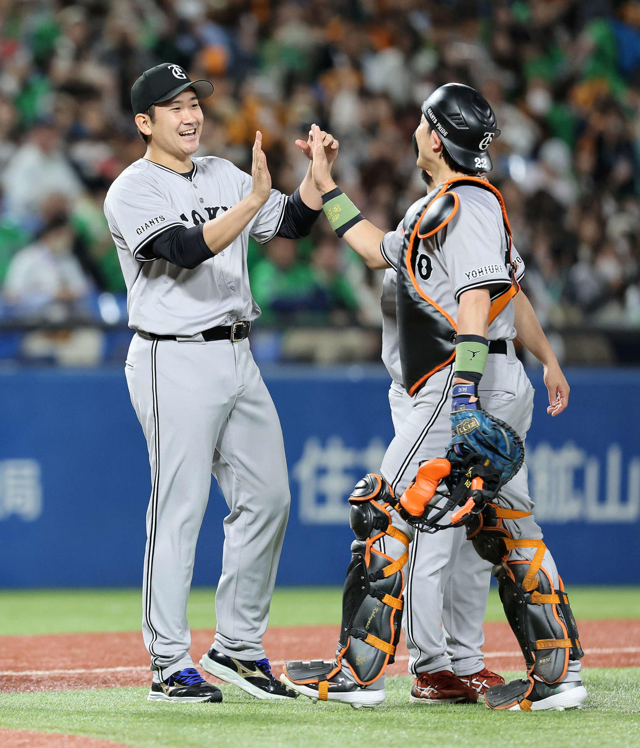 ヤクルト対巨人　勝利し喜ぶ巨人菅野（左）と小林（撮影・鈴木正人）