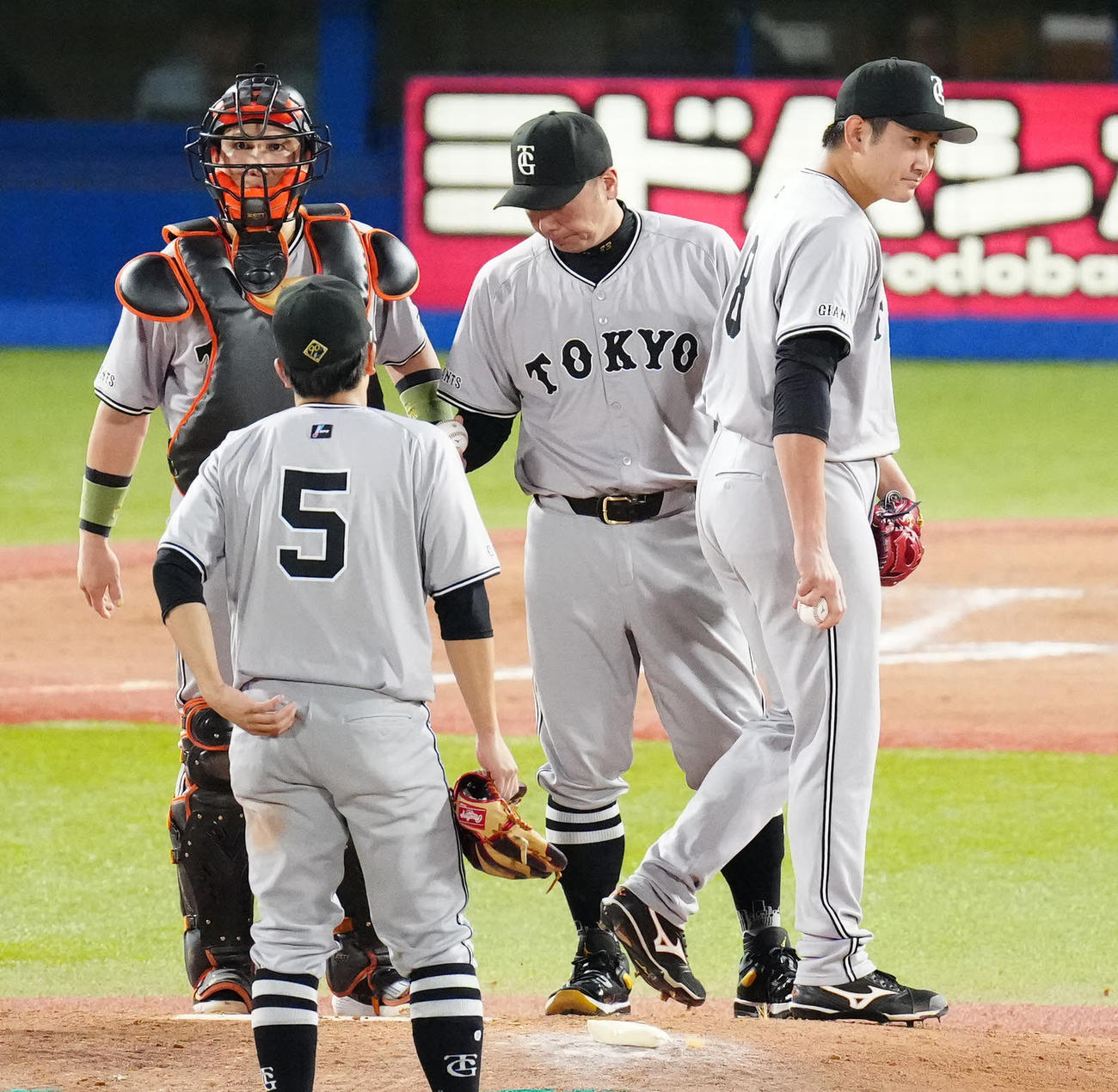 ヤクルト対巨人　7回裏途中で降板する巨人先発の菅野（右端）（撮影・江口和貴）