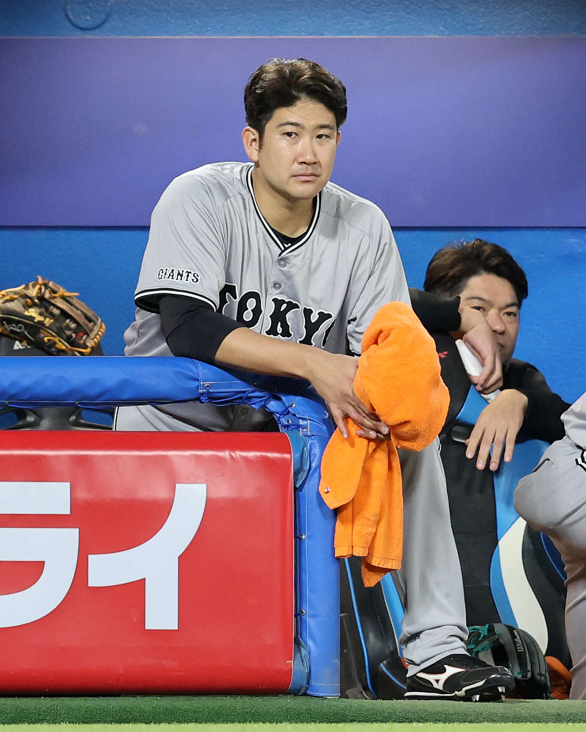 ヤクルト対巨人　7回裏、降板し戦況を見つめる巨人菅野（撮影・鈴木正人）