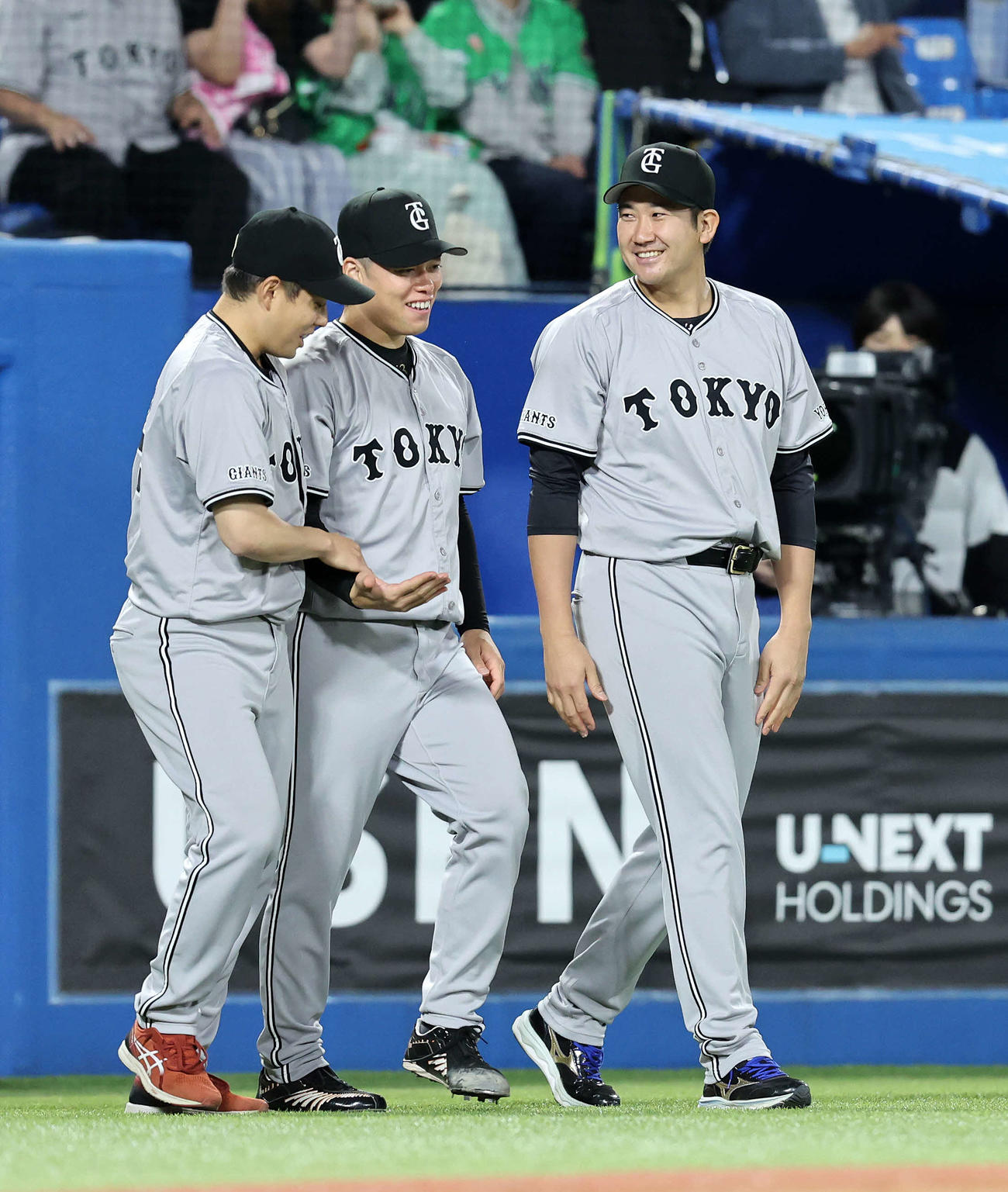 ヤクルト対巨人　勝利し笑顔を見せる巨人菅野（右）（撮影・鈴木正人）
