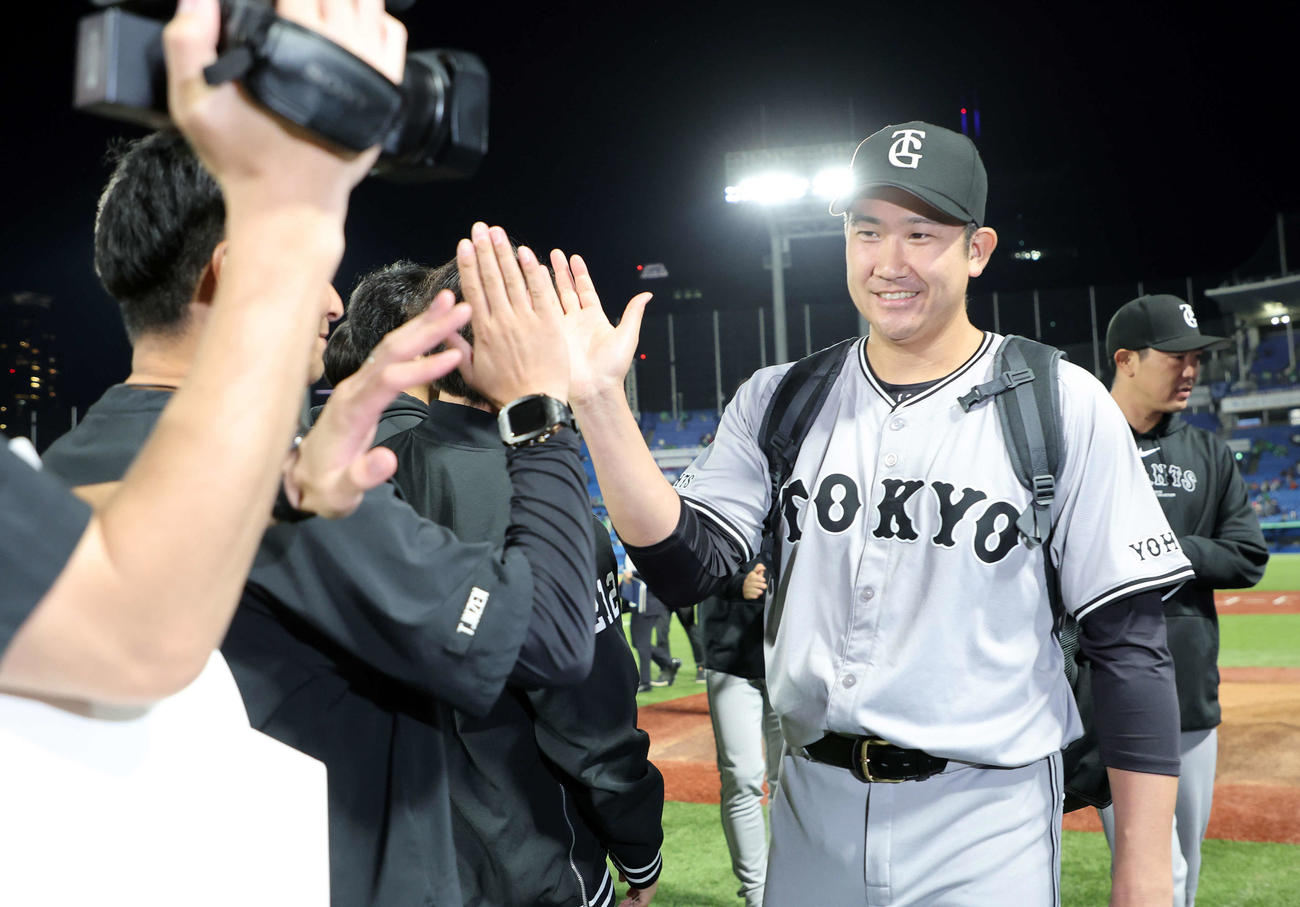 ヤクルト対巨人　勝利し笑顔で引き揚げる巨人菅野（撮影・鈴木正人）