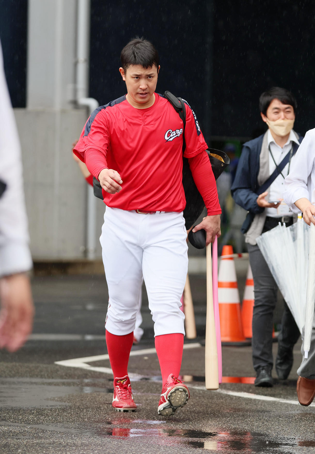 広島対中日　練習を終え引き揚げる堂林（撮影・加藤哉）