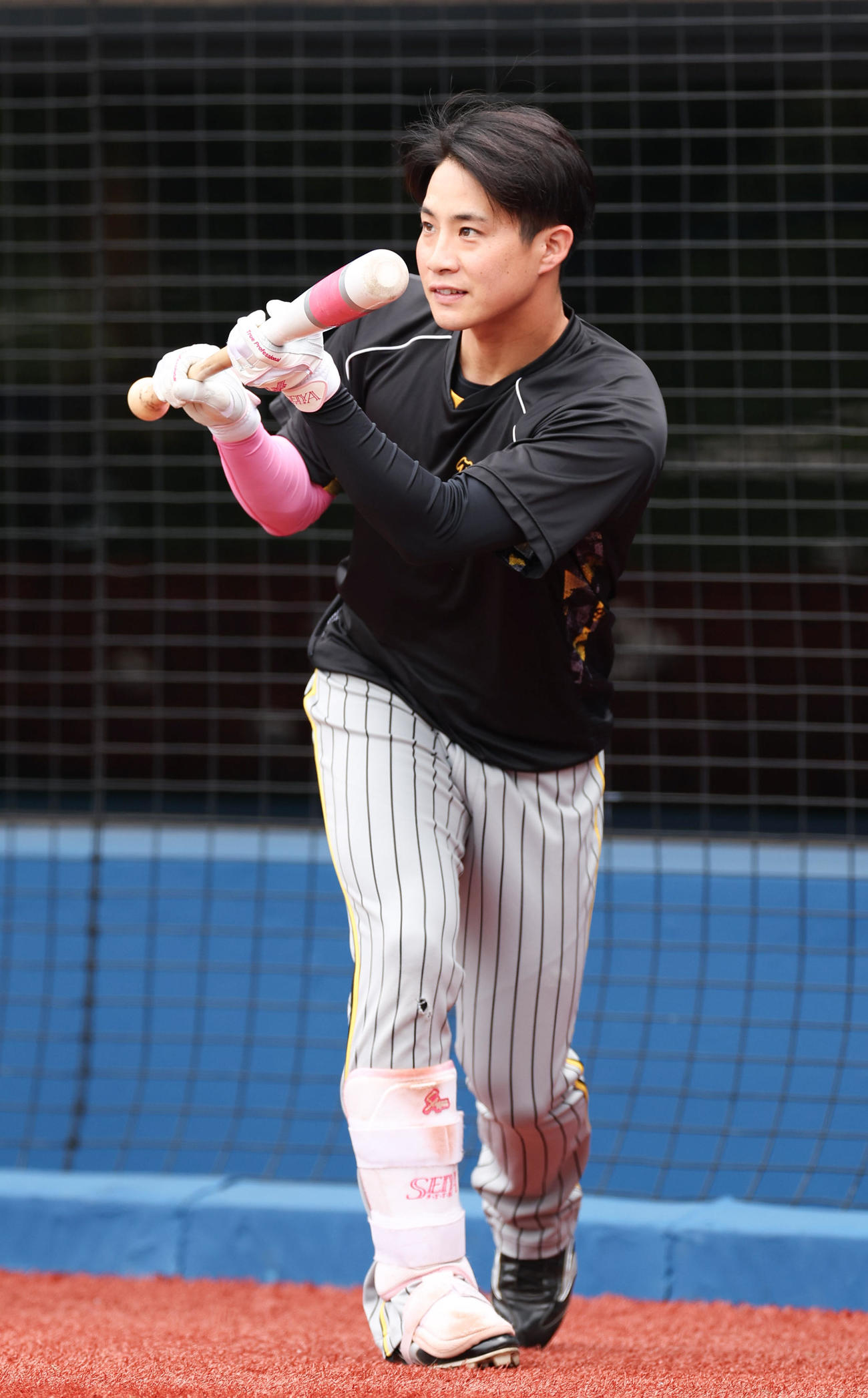 DeNA対阪神　「母の日」仕様で試合前練習に臨む阪神木浪（撮影・前田充）