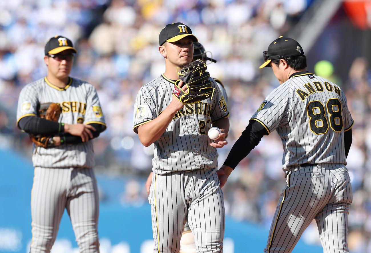 11日、5回裏に降板する伊藤将（中央）