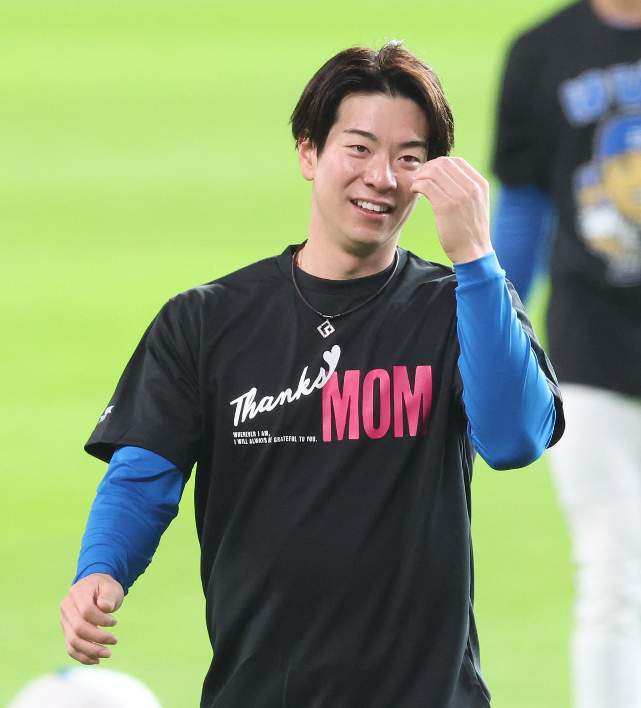 日本ハム対ロッテ　母の日のメッセージがプリントされたTシャツを着てウオーミングアップをする日本ハム松本剛（撮影・佐藤翔太）