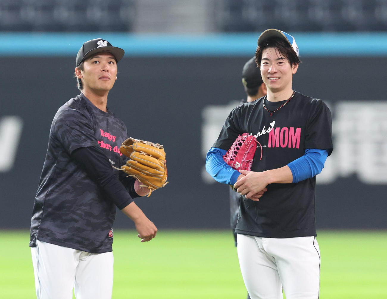 日本ハム対ロッテ　「NPBマザーズデー2024」のTシャツを着るロッテ石川慎（左）と日本ハム松本剛（撮影・佐藤翔太）