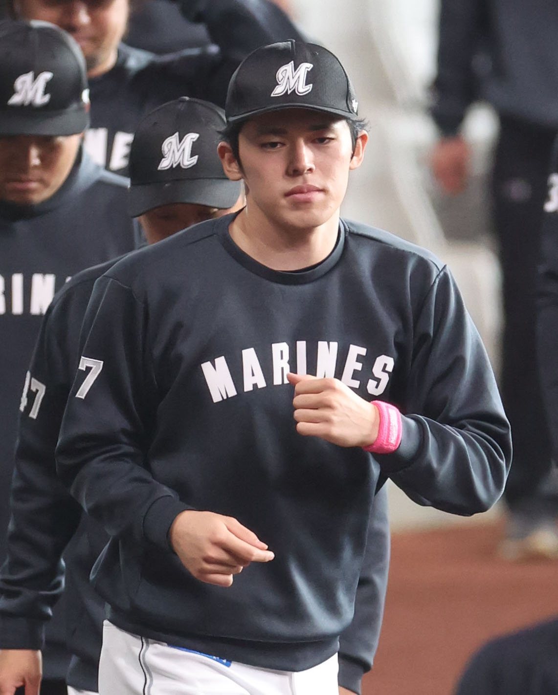 日本ハム対ロッテ　「NPBマザーズデー2024」のリストバンドつけ練習をするロッテ佐々木（撮影・佐藤翔太）