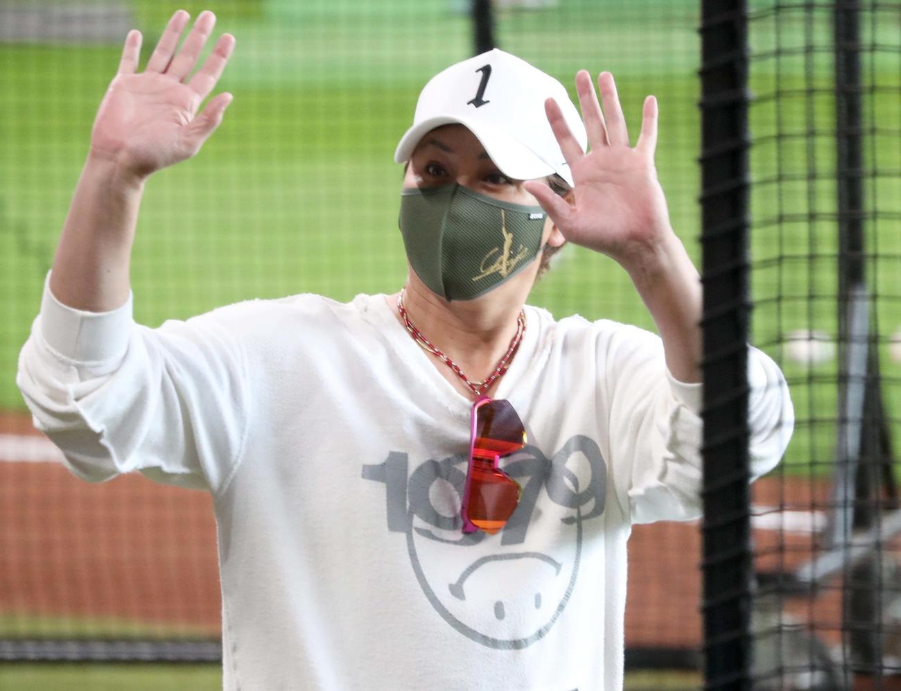 日本ハム対ロッテ　母の日でピンクのサングラスを胸にかける新庄監督（撮影・黒川智章）