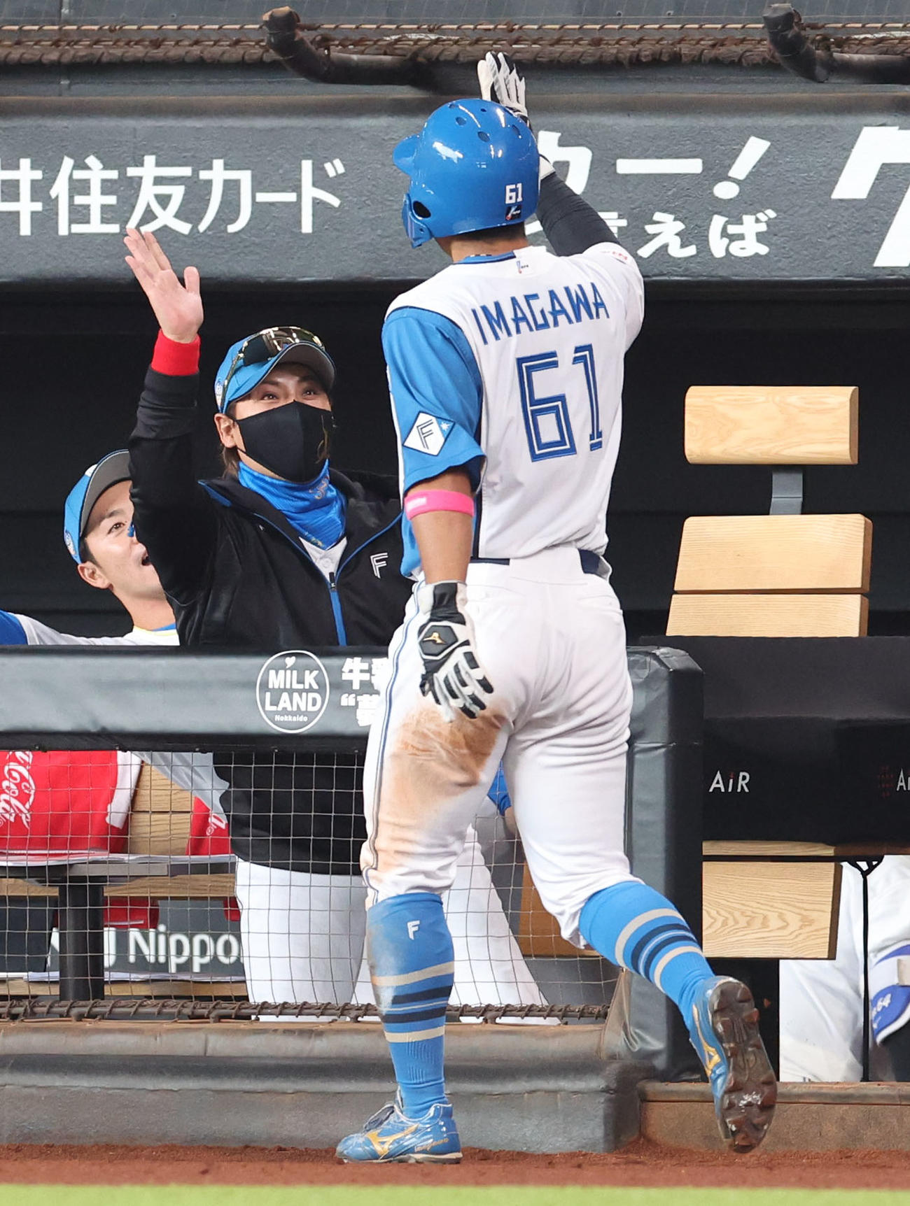 日本ハム対ロッテ　1回裏日本ハム1死三塁、郡司の右犠飛で生還した今川を出迎える新庄監督（左後方）（撮影・佐藤翔太）