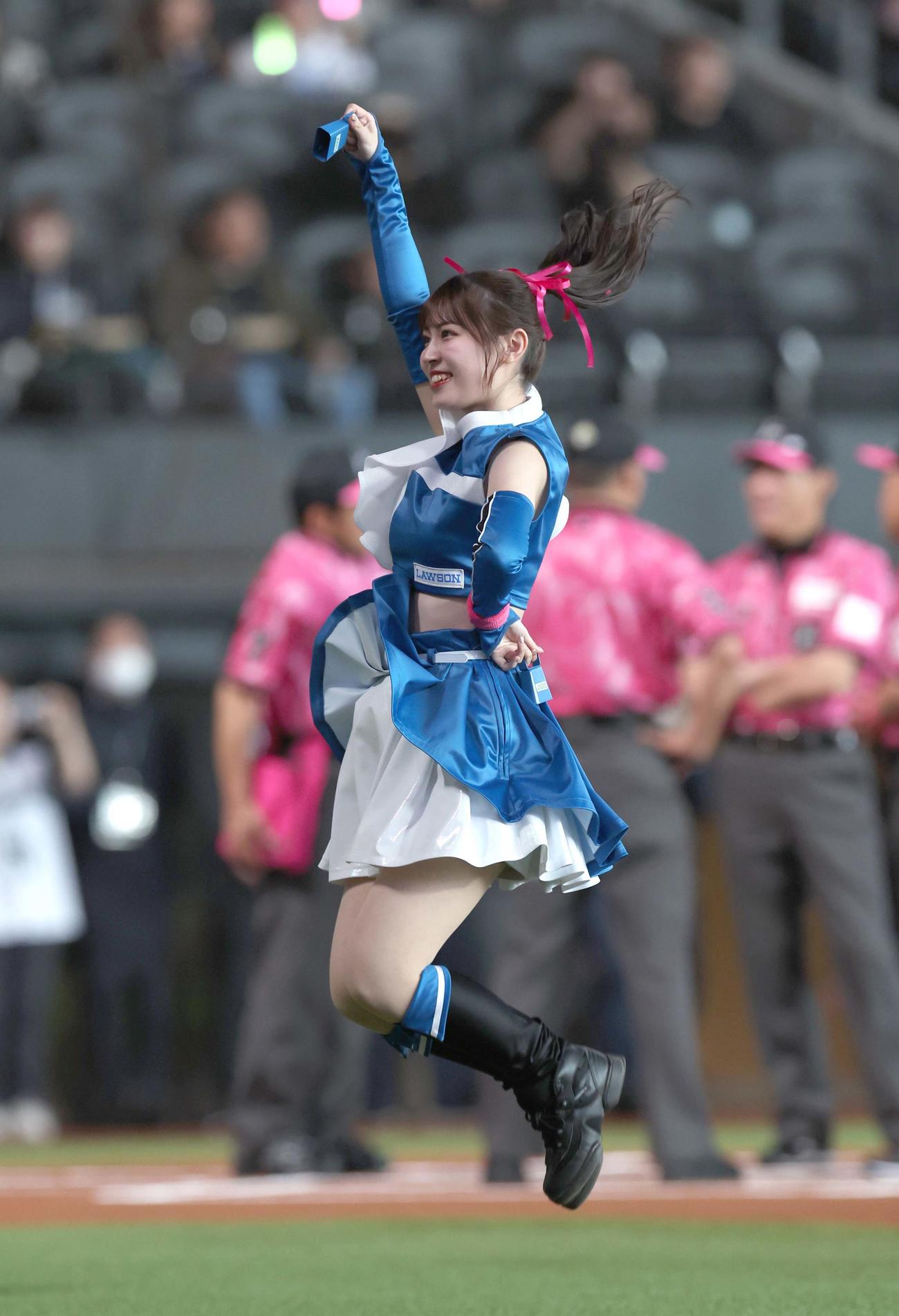 日本ハム対ロッテ　ピンクのリボンを結んで登場のファイターズガール（撮影・黒川智章）
