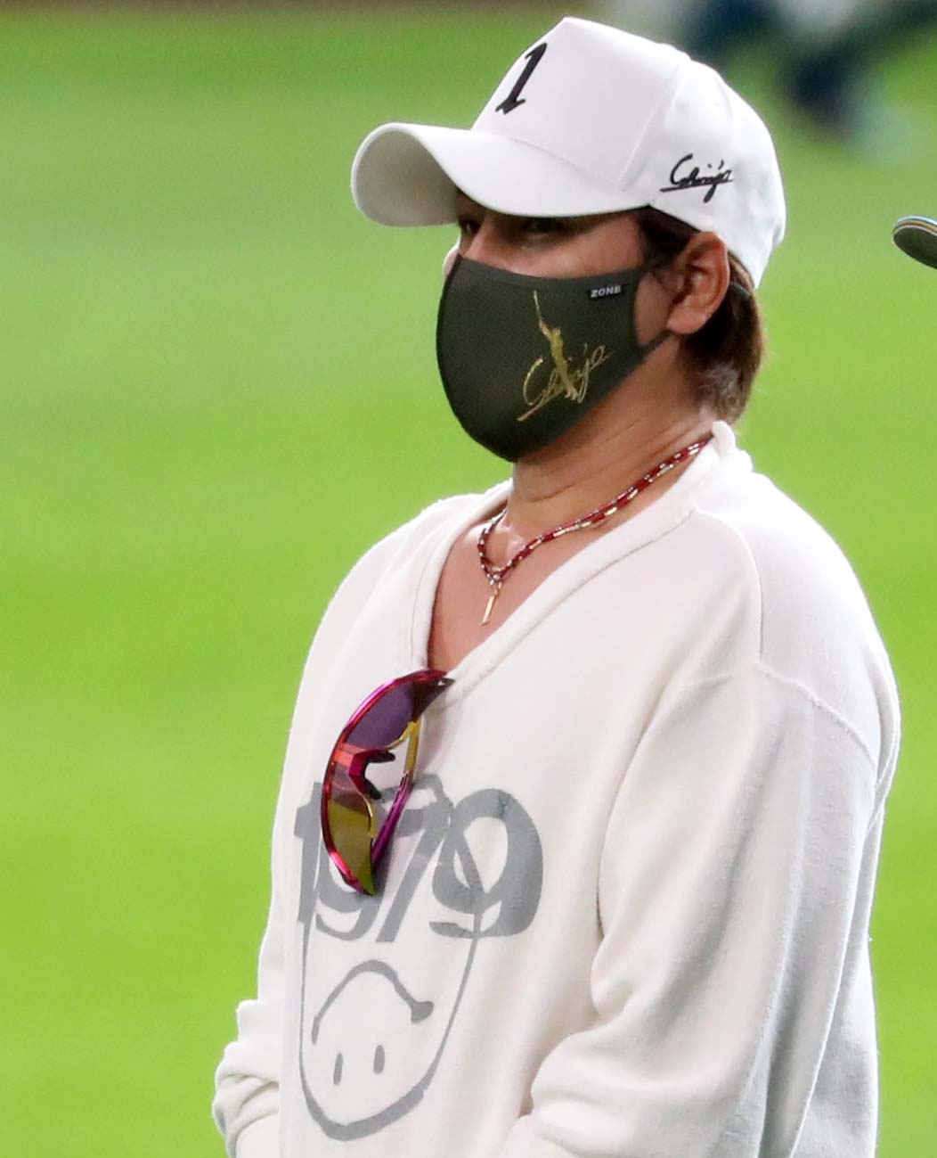 日本ハム対ロッテ　母の日でピンクのサングラスを胸にかける新庄監督（撮影・黒川智章）