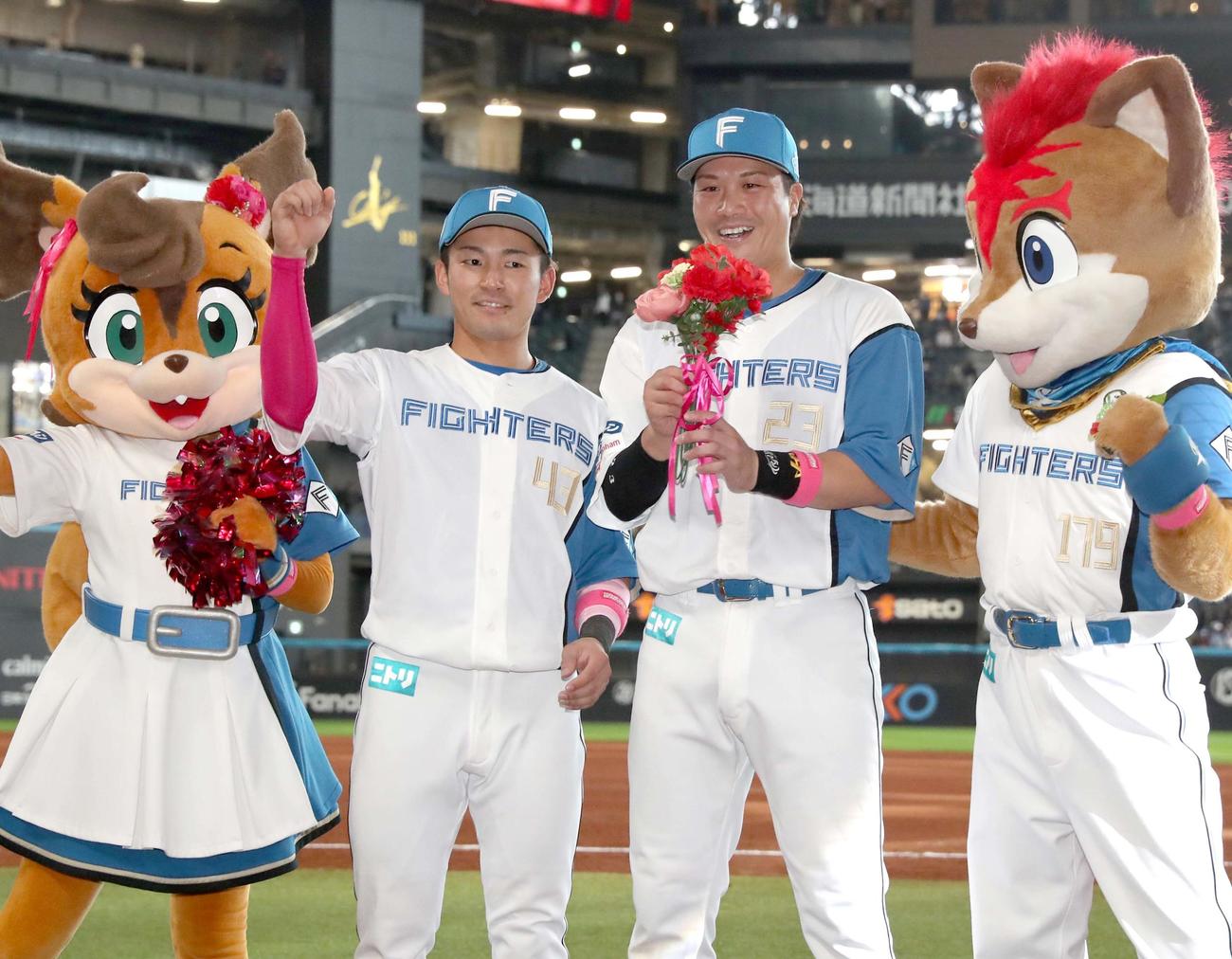 日本ハム対ロッテ　試合後、カーネーションを手に笑顔の水野（左）と伏見（撮影・黒川智章）