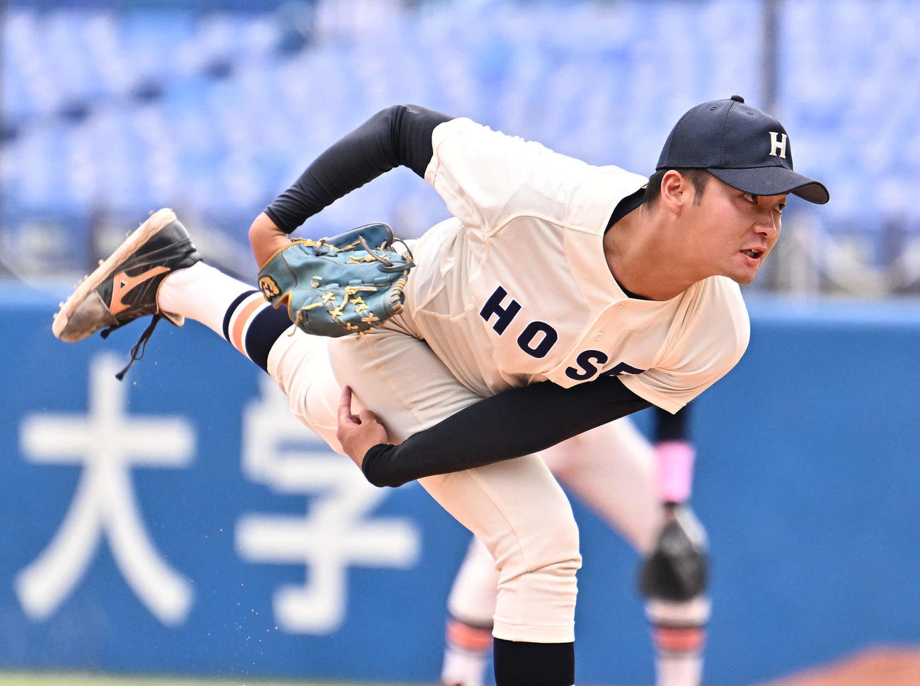 東大対法大　8回表から法大2番手で登板する安達（撮影・滝沢徹郎）