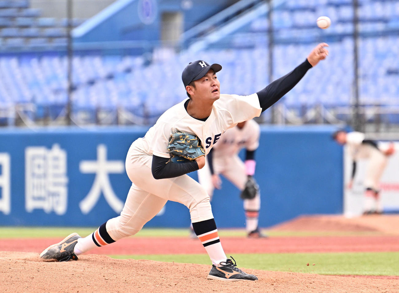東大対法大　8回表から法大2番手で登板する安達（撮影・滝沢徹郎）