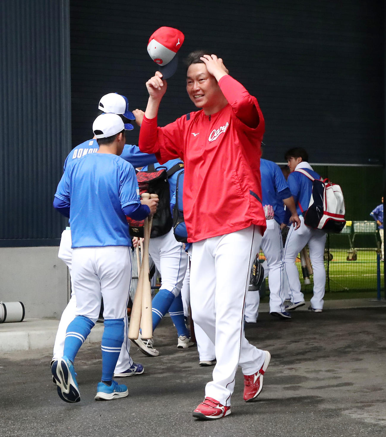 広島対中日　明るい表情で室内練習場から引き揚げる新井監督（撮影・加藤哉）