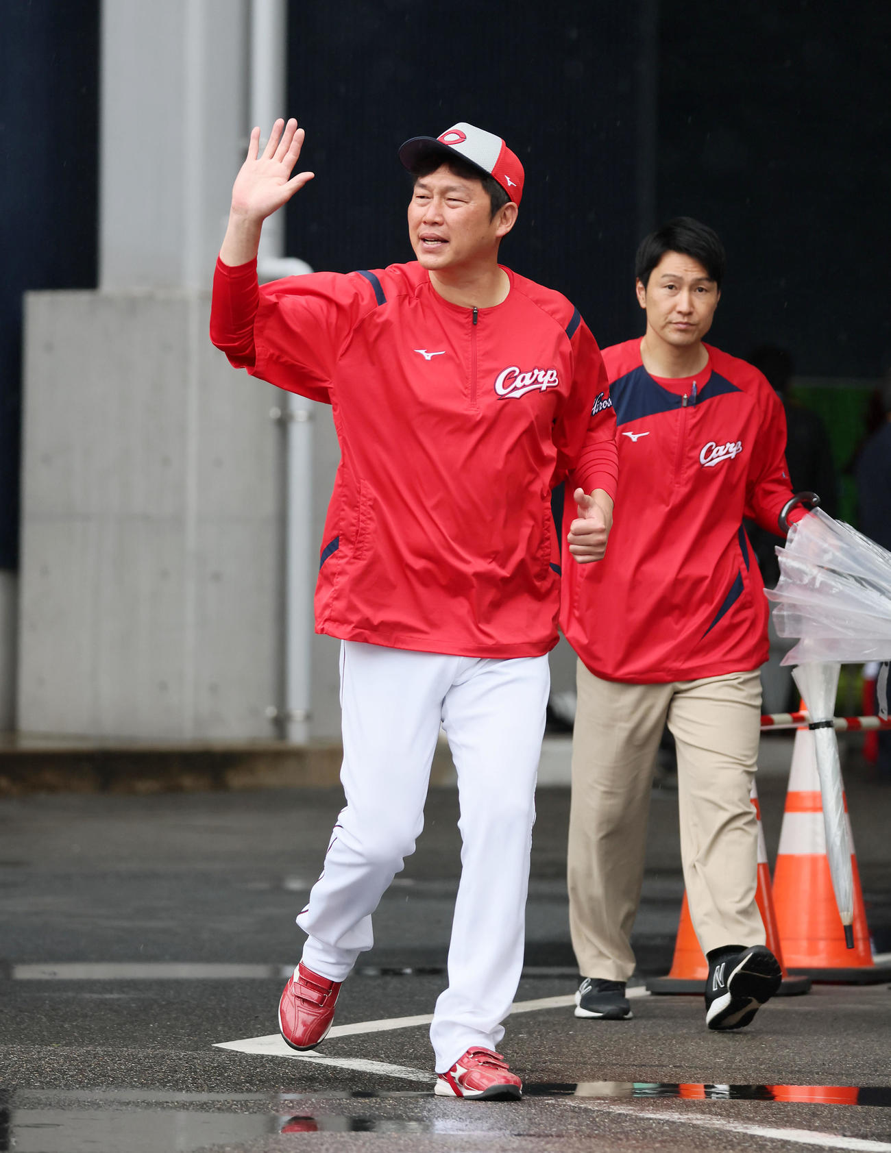広島対中日　雨天中止となりファンに手を振って引き揚げる新井監督（撮影・加藤哉）
