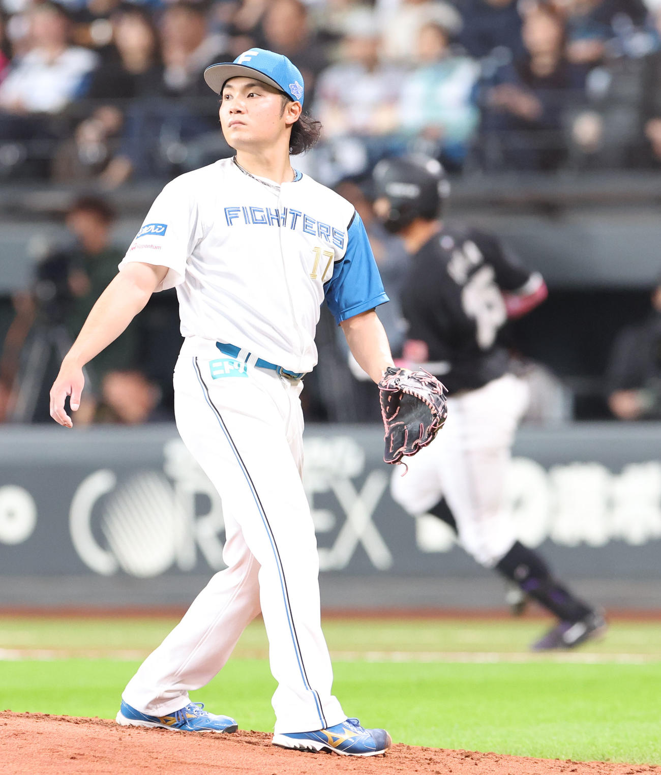 日本ハム対ロッテ　6回表ロッテ2死、岡に左越え本塁打を浴びる伊藤（撮影・佐藤翔太）