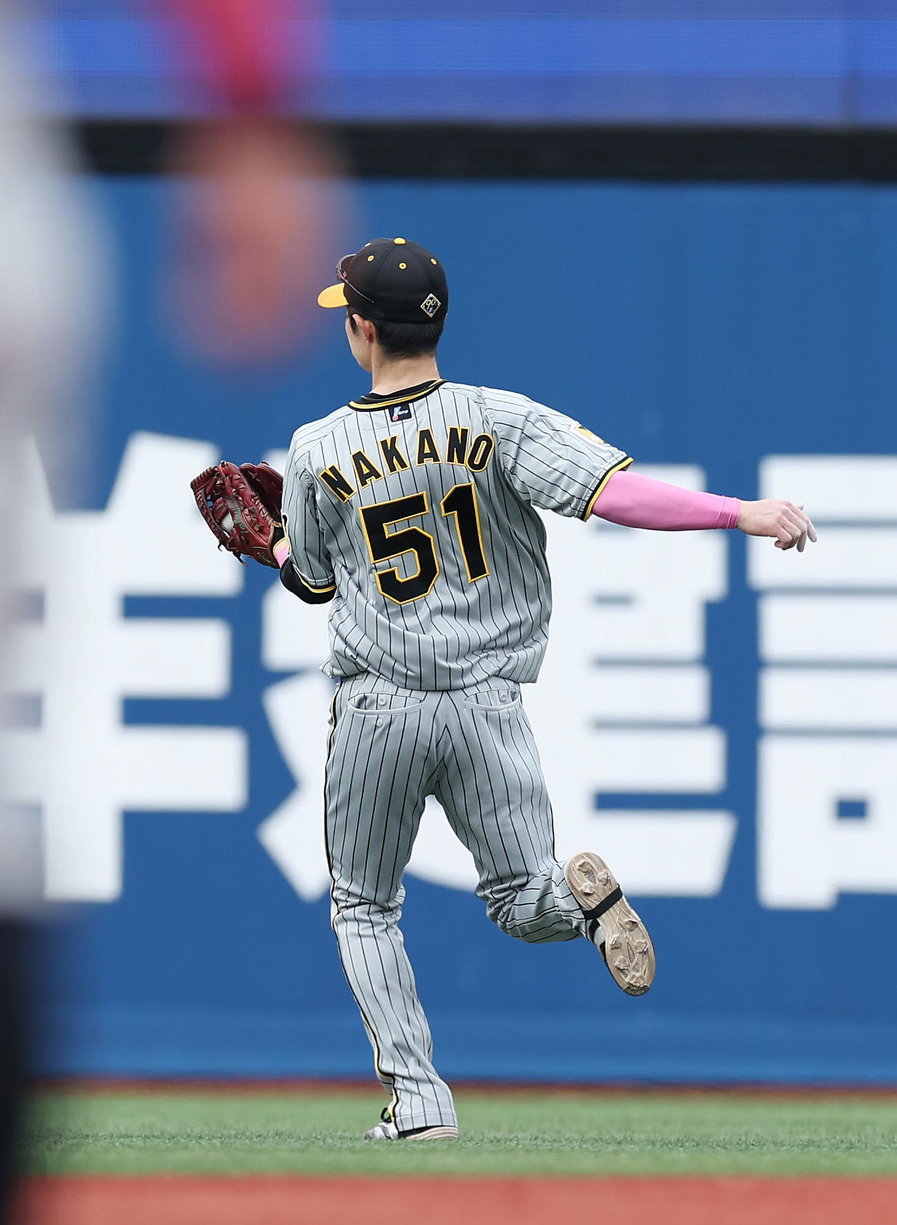 DeNA対阪神　5回裏DeNA1死一塁、京田の飛球を好捕する二塁手中野（撮影・前田充）