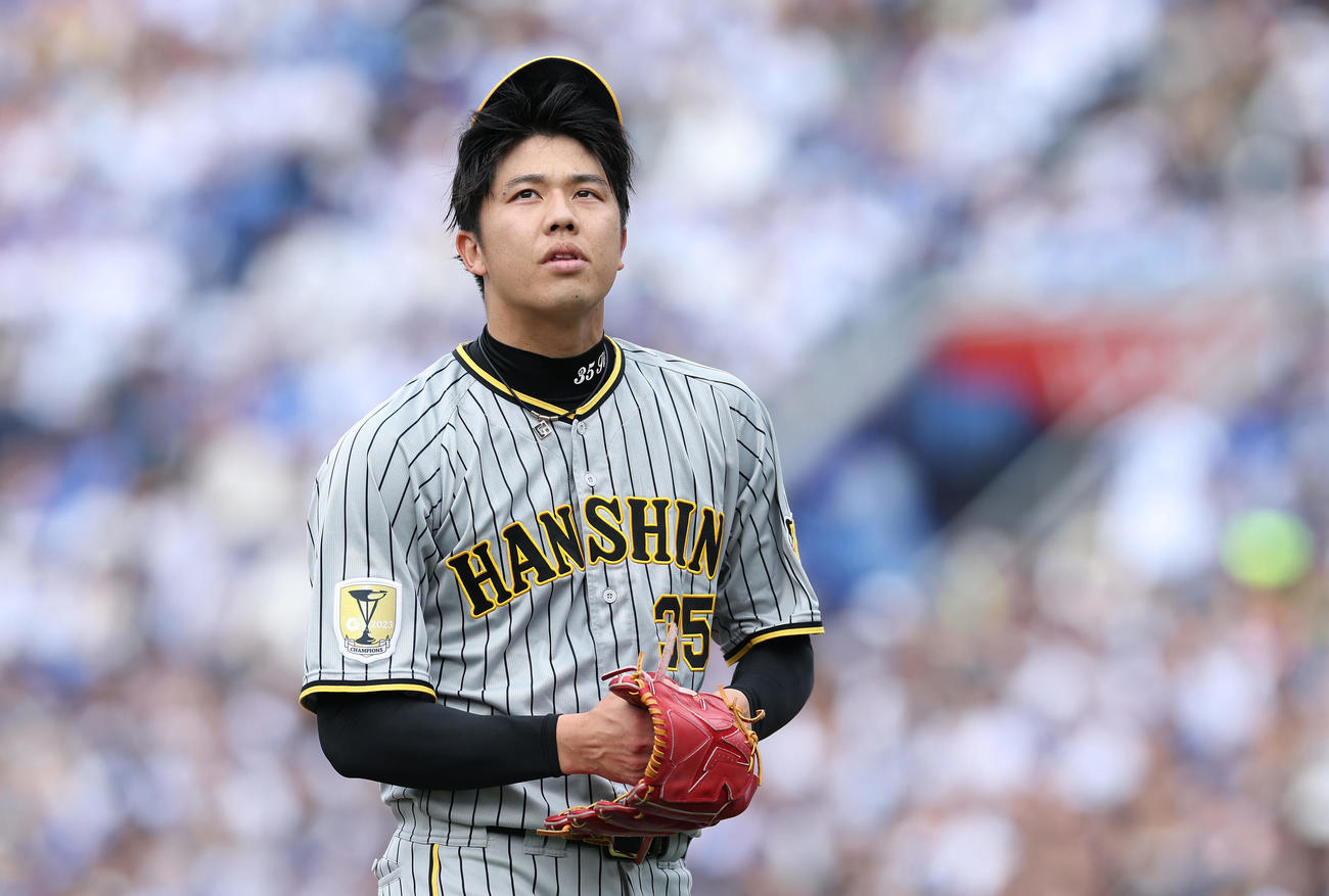 DeNA対阪神　8回裏を投げ終え、引き締まった表情を見せながらベンチへ戻る阪神才木（撮影・前田充）