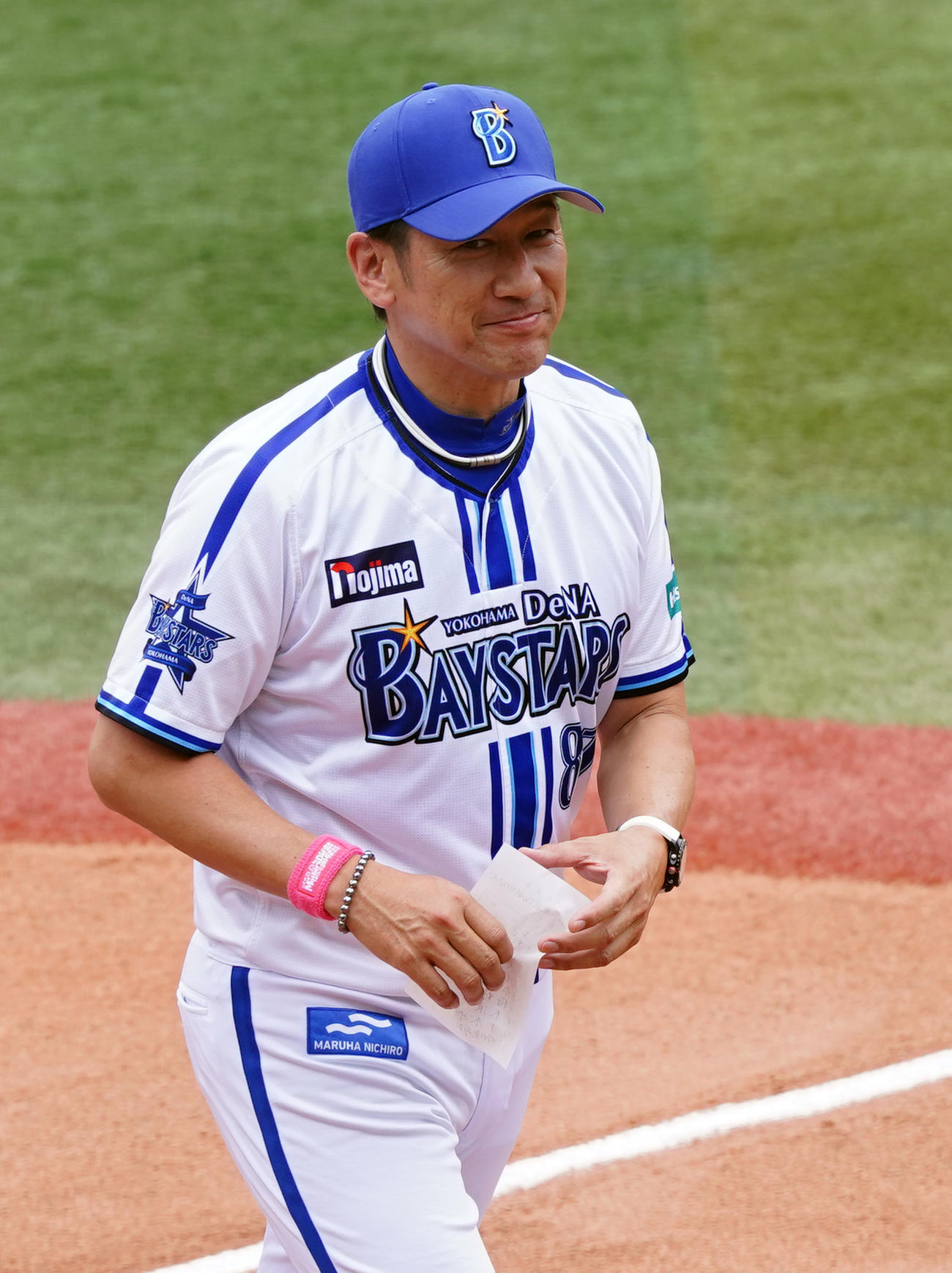 DeNA対阪神　ピンクのリストバンドを付けて試合に臨むDeNA三浦監督（撮影・たえ見朱実）
