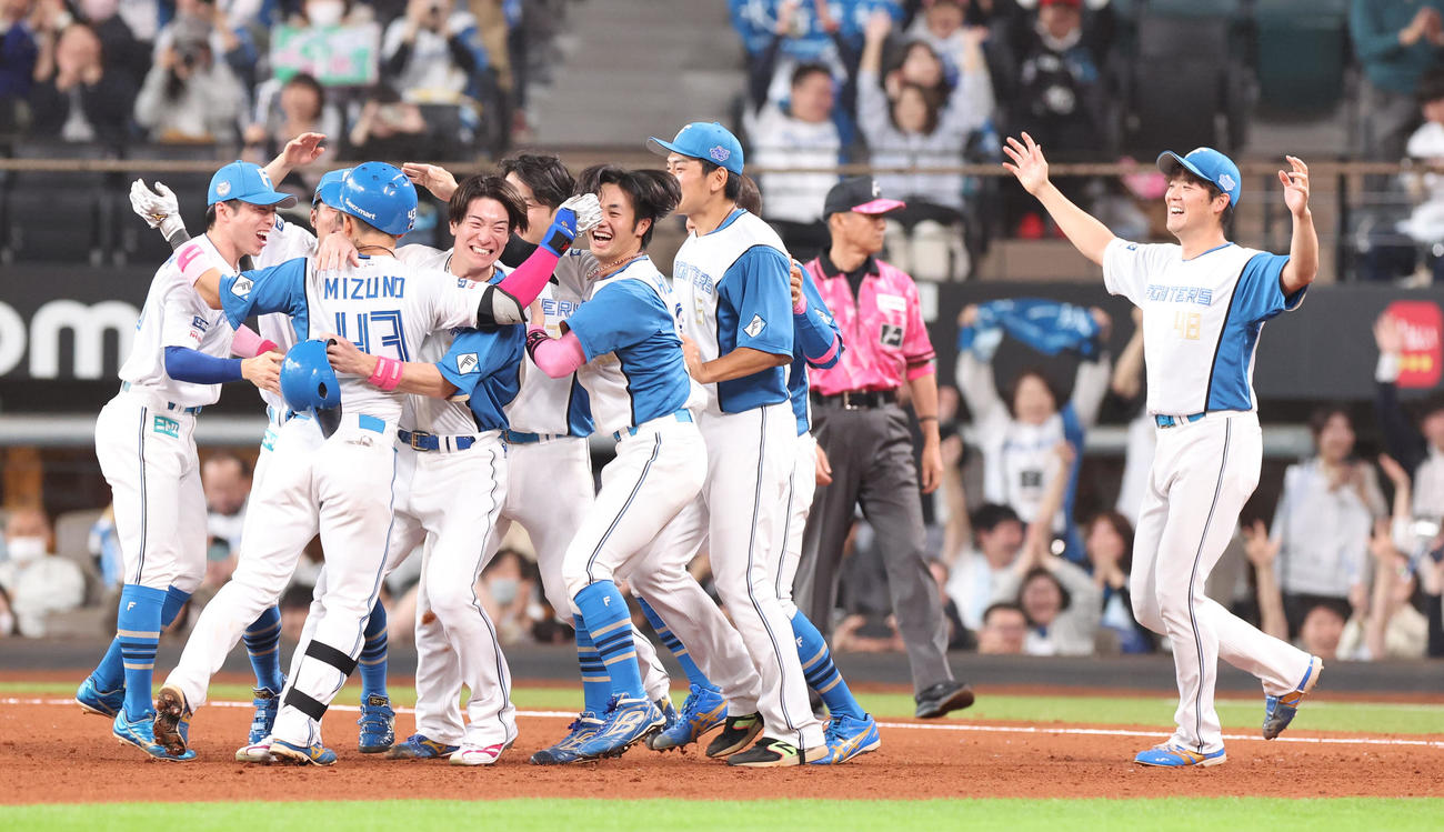 日本ハム対ロッテ　9回裏日本ハム1死満塁、サヨナラ打を放ちナインに祝福される水野（撮影・佐藤翔太）