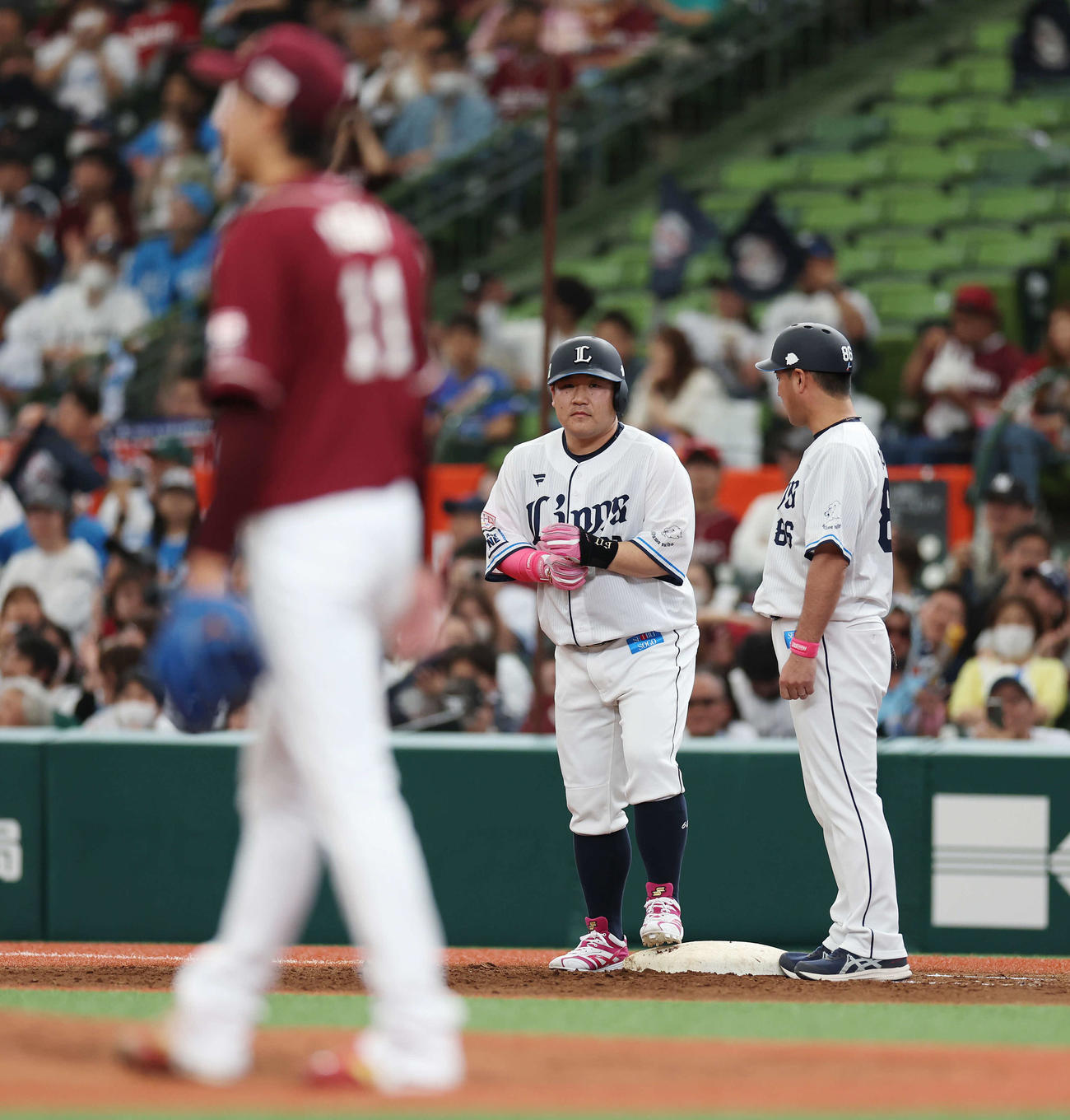 西武対楽天　3回裏西武2死一、三塁、岸（手前）から同点中前適時打を放った中村剛（撮影・宮地輝）