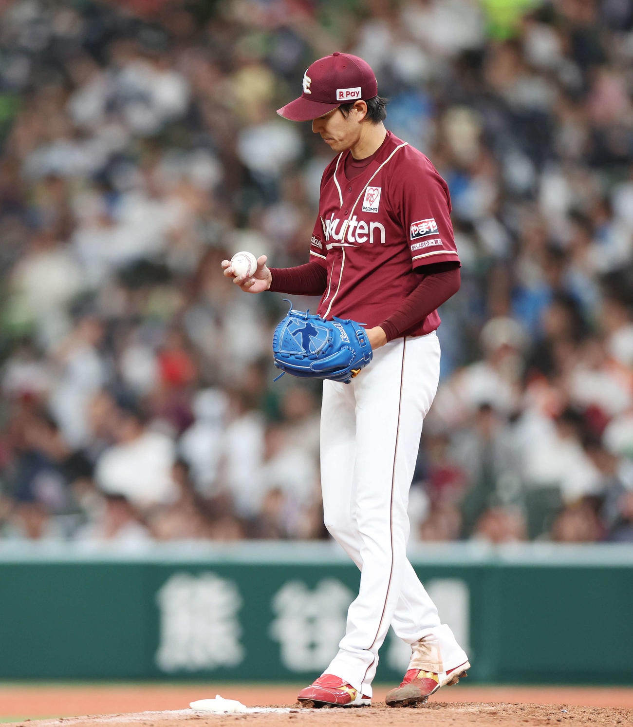 西武対楽天　4回裏西武2死一、二塁、長谷川に左越え3点本塁打を浴びた岸（撮影・宮地輝）