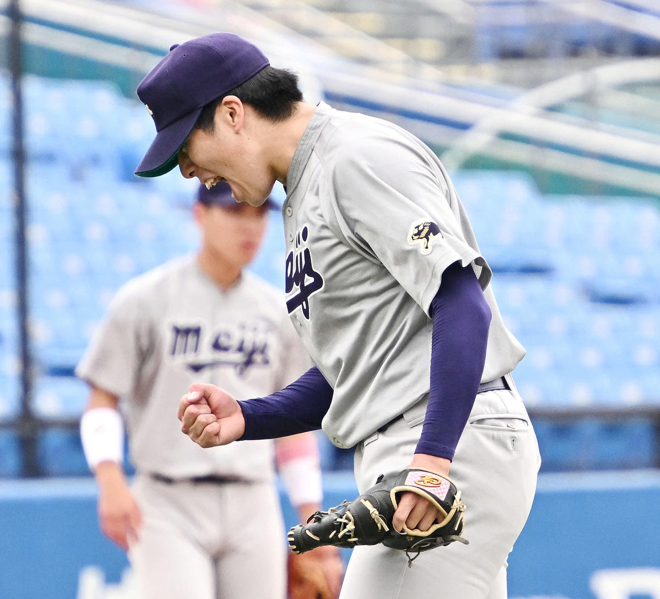明大対立大　5回裏立大2死一、二塁、田中祥を空振り三振に仕留めガッツポーズする松本直（撮影・滝沢徹郎）