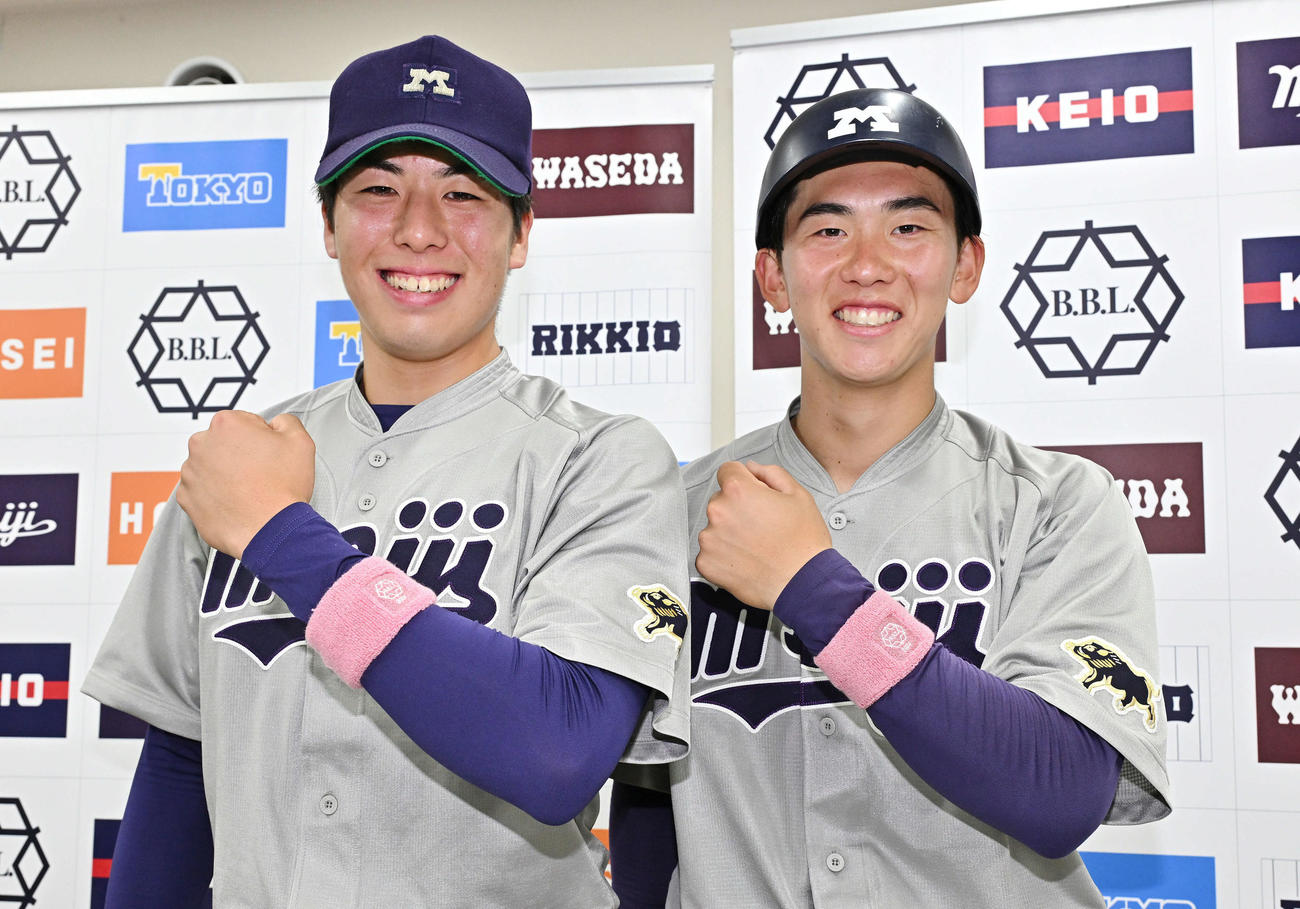 明大対立大　試合後、母の日のピンク色のリストバンドを着けて記念撮影する明大・松本直（左）と小島河（撮影・滝沢徹郎）