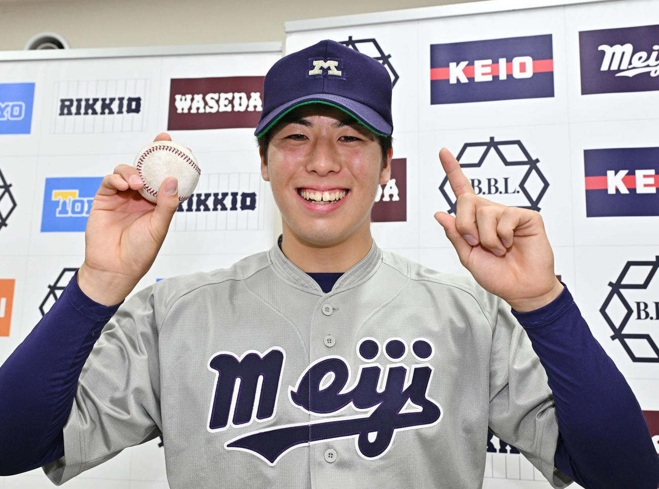 明大対立大　試合後、初勝利の記念球を手に記念撮影する明大・松本直（撮影・滝沢徹郎）