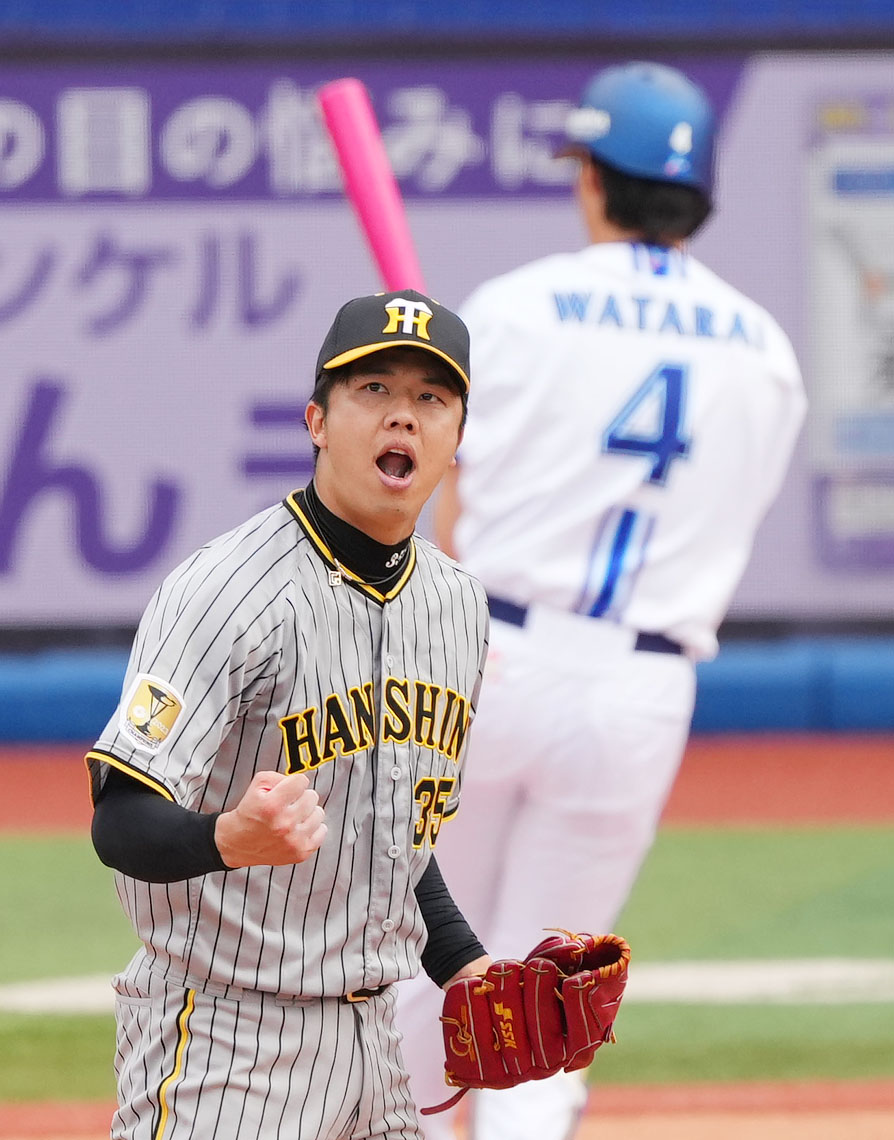 DeNA対阪神　8回裏DeNA2死、度会から三振を奪い雄たけびを上げる才木（撮影・横山健太）