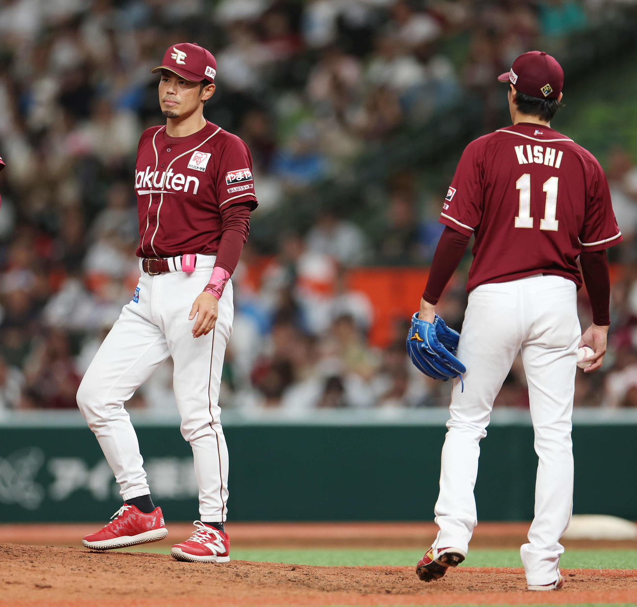 西武対楽天　7回裏、楽天岸（右）の降板を伝える今江監督（撮影・宮地輝）